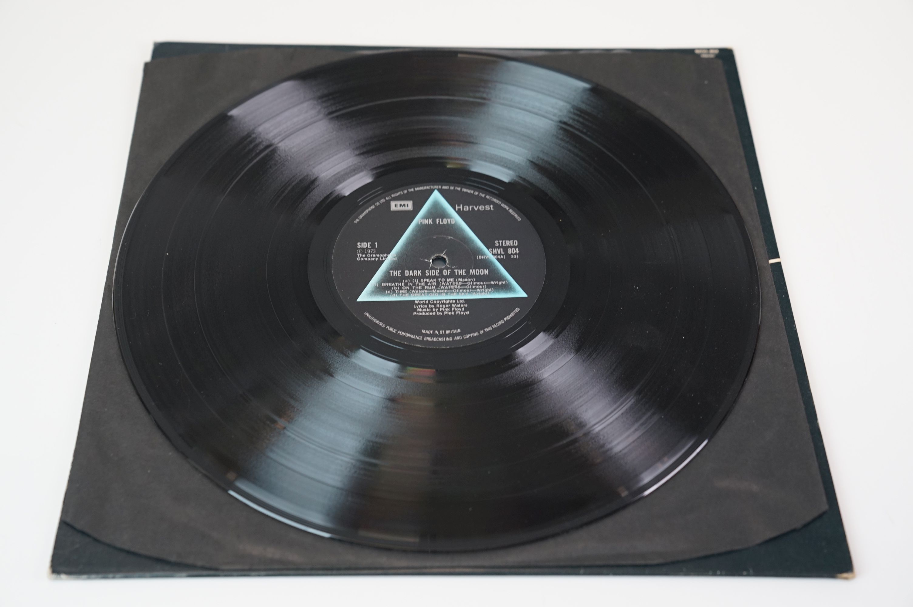 Vinyl - Four Pink Floyd LPs to include Dark Side of The Moon on Harvest SHVL804 stereo, Meddle on - Image 8 of 32