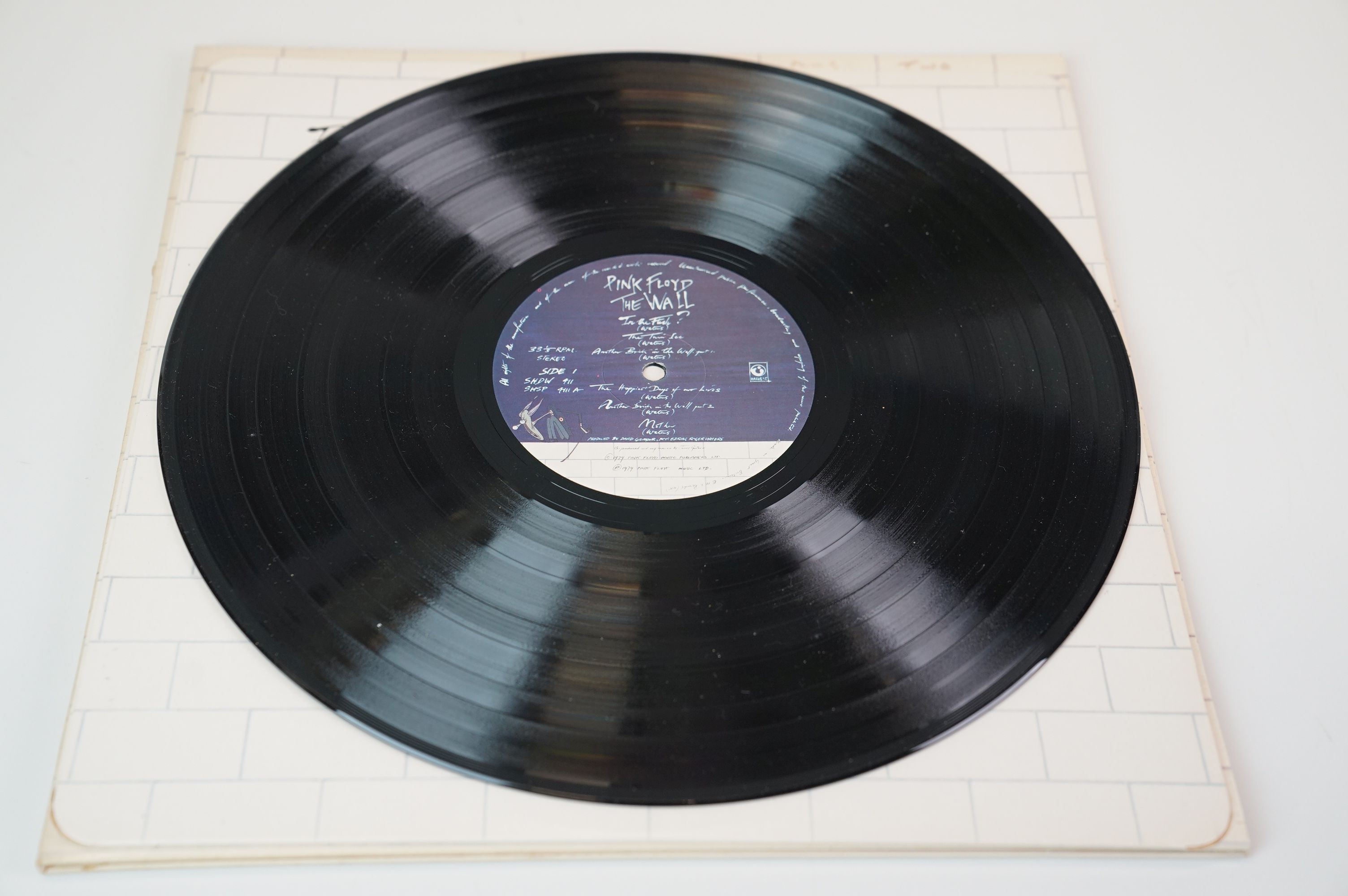 Vinyl - Four Pink Floyd LPs to include Dark Side of The Moon on Harvest SHVL804 stereo, Meddle on - Image 16 of 32