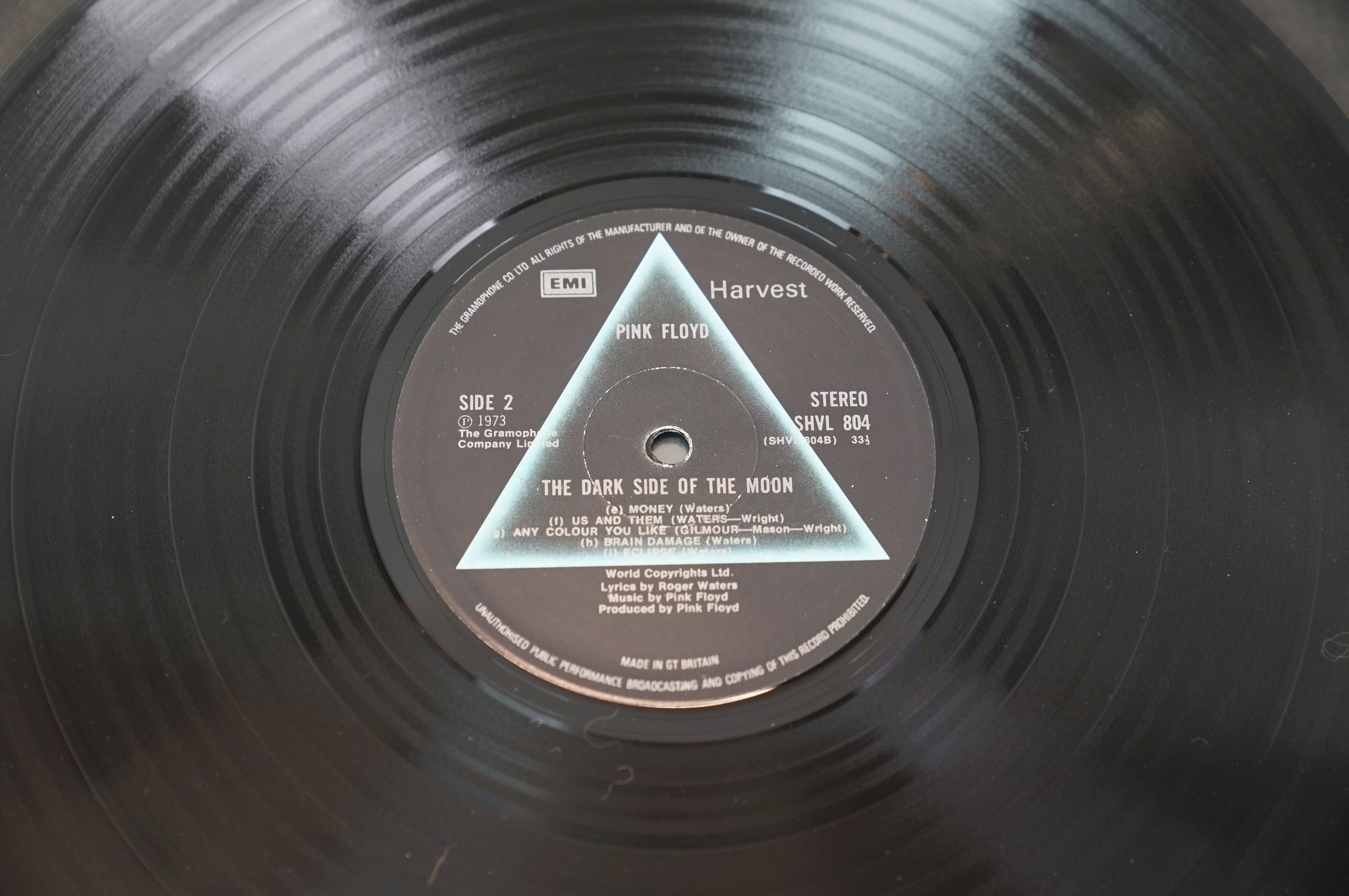 Vinyl - Four Pink Floyd LPs to include Dark Side of The Moon on Harvest SHVL804 stereo, Meddle on - Image 10 of 32