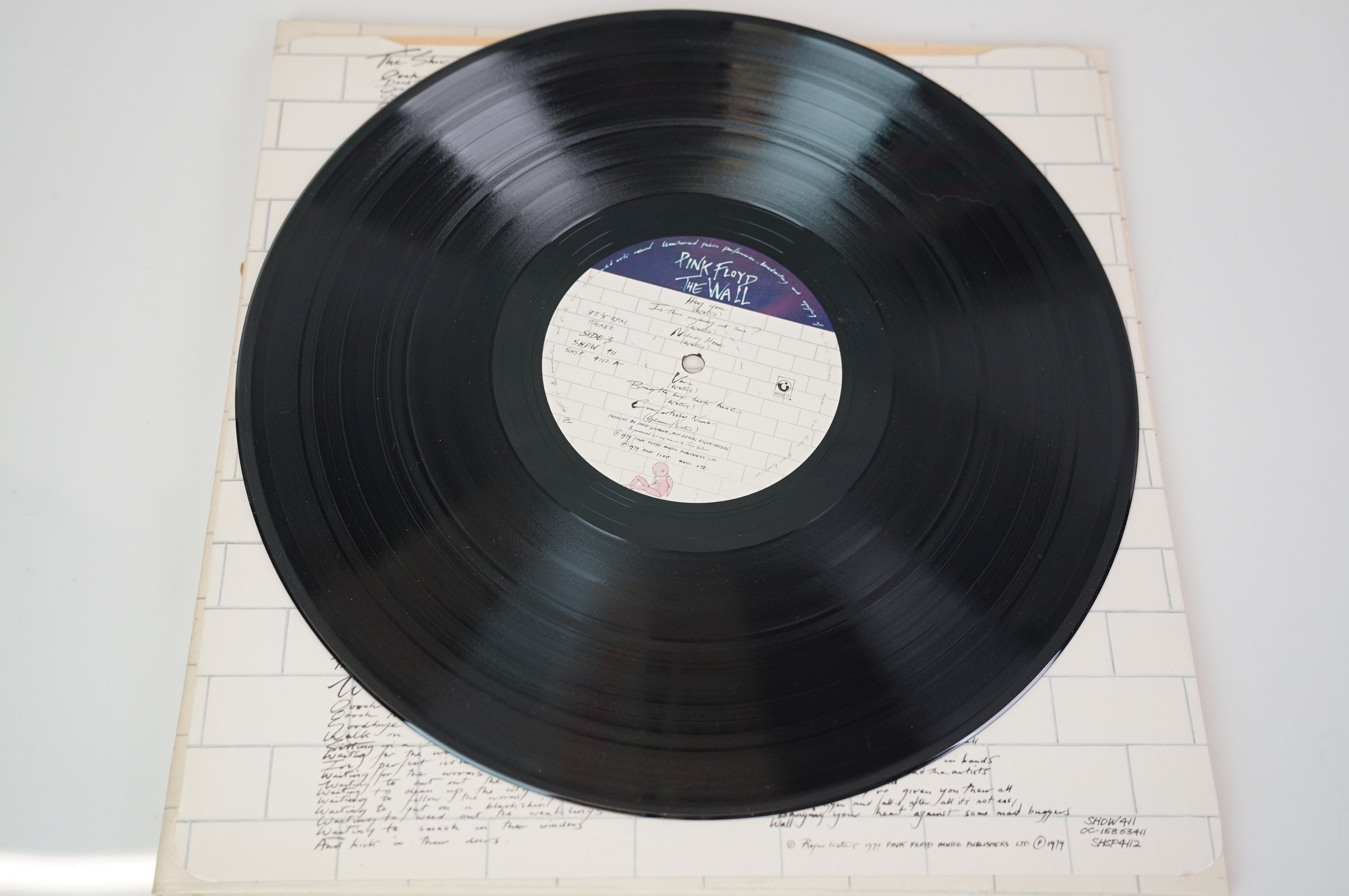 Vinyl - Four Pink Floyd LPs to include Dark Side of The Moon on Harvest SHVL804 stereo, Meddle on - Image 22 of 32