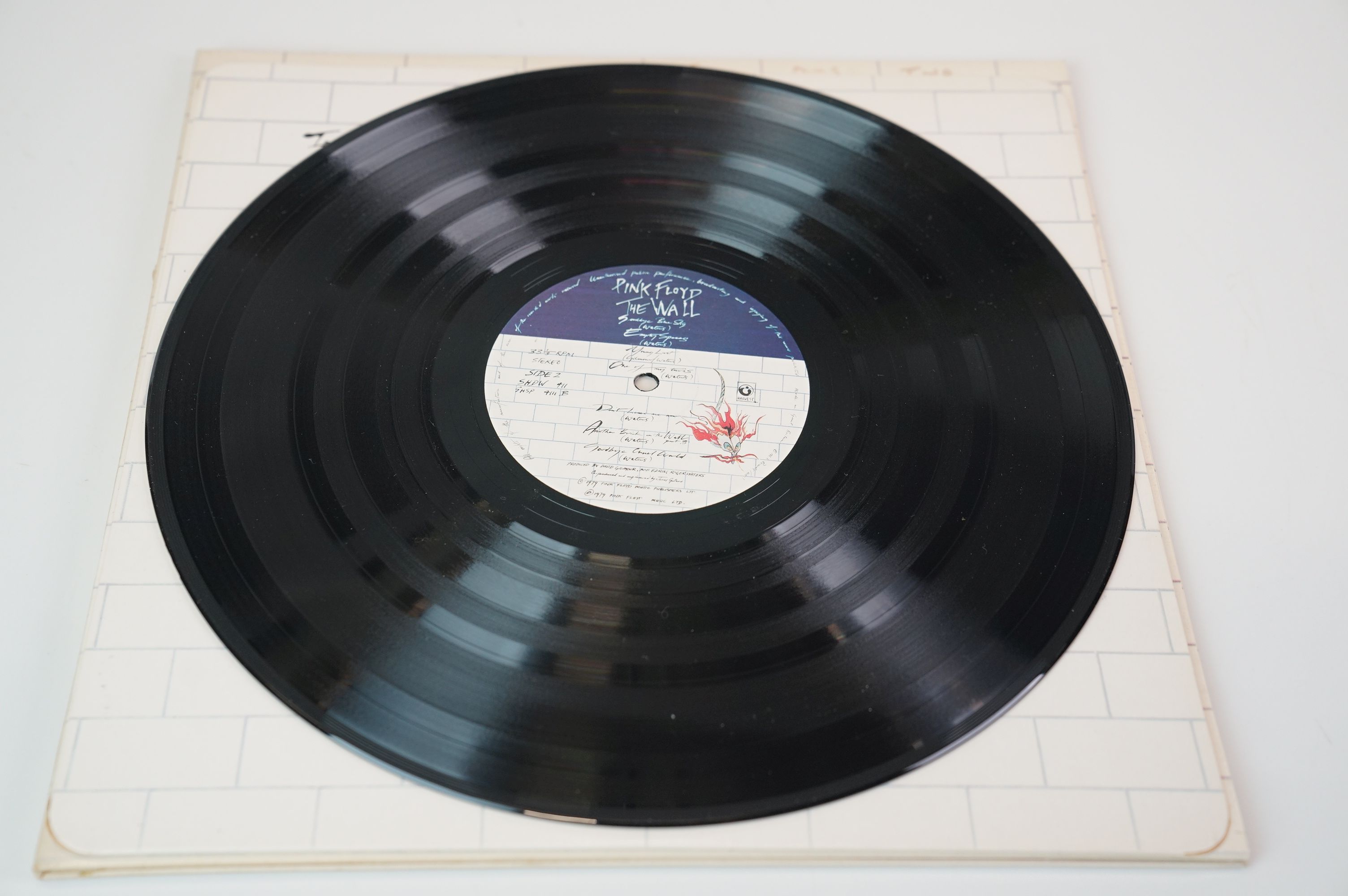 Vinyl - Four Pink Floyd LPs to include Dark Side of The Moon on Harvest SHVL804 stereo, Meddle on - Image 15 of 32