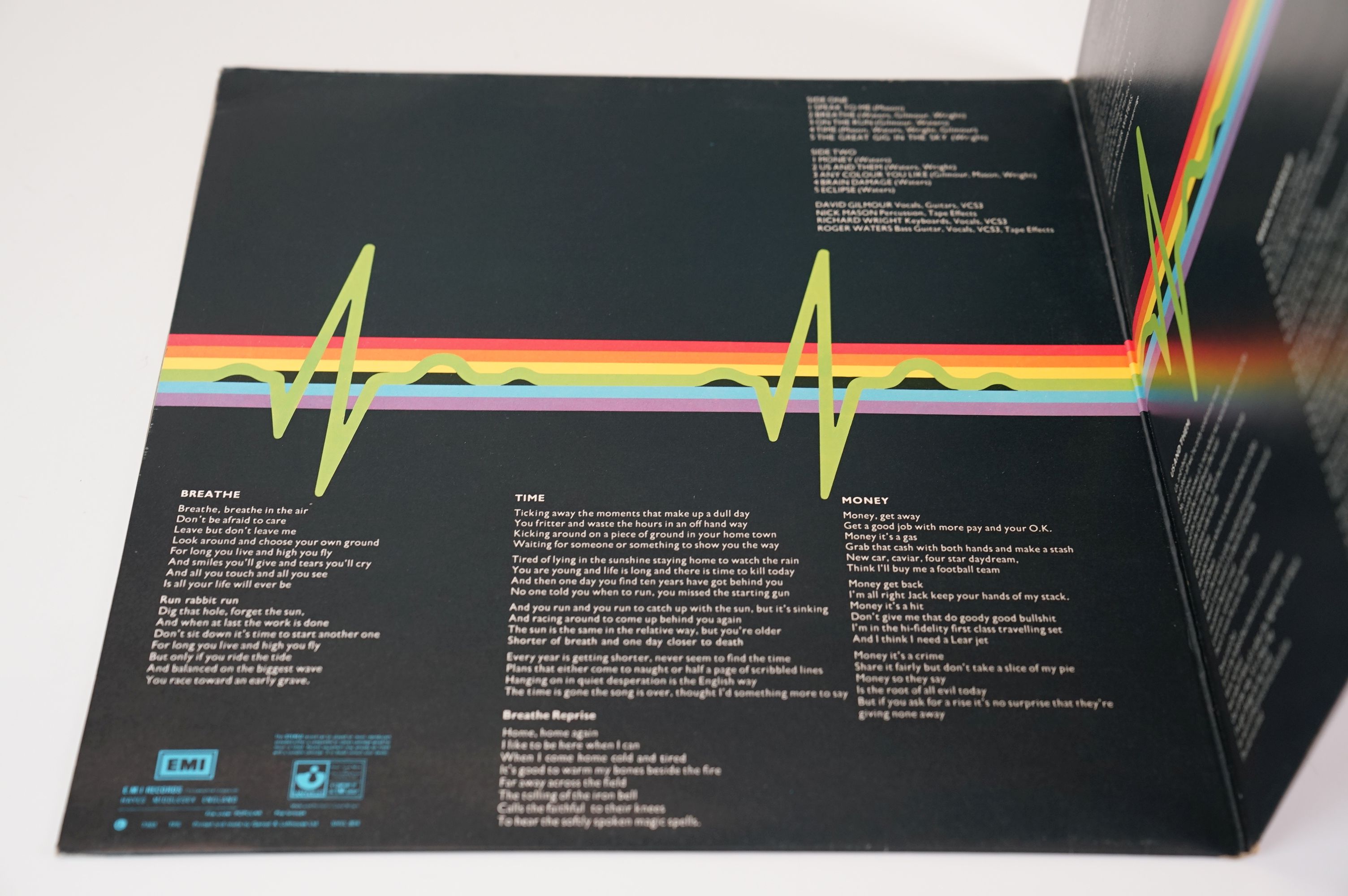 Vinyl - Four Pink Floyd LPs to include Dark Side of The Moon on Harvest SHVL804 stereo, Meddle on - Image 4 of 32