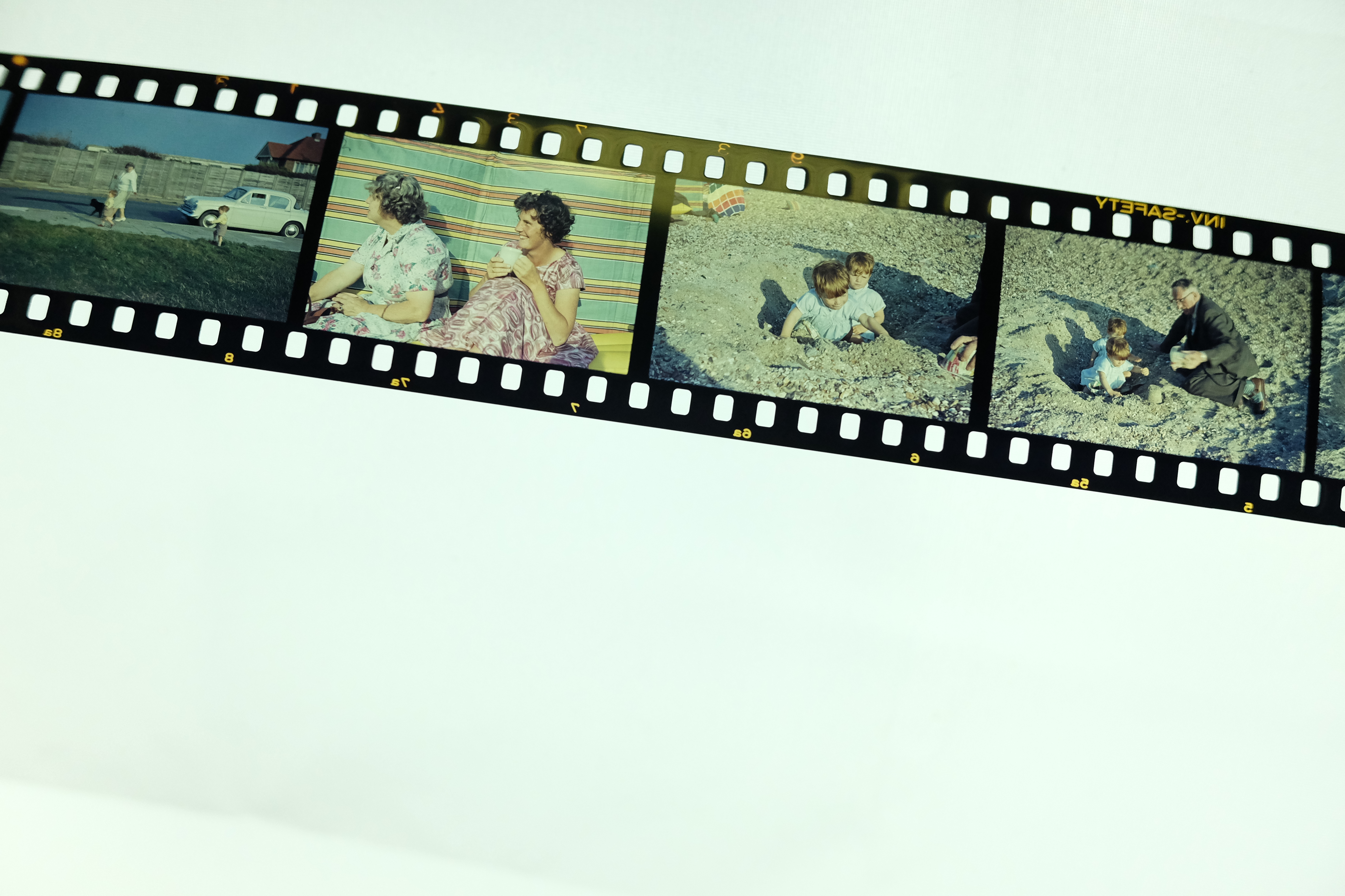 Large Collection of Worldwide Photo Projector Slides from 1960's onwards plus Projector Accessories, - Bild 25 aus 33