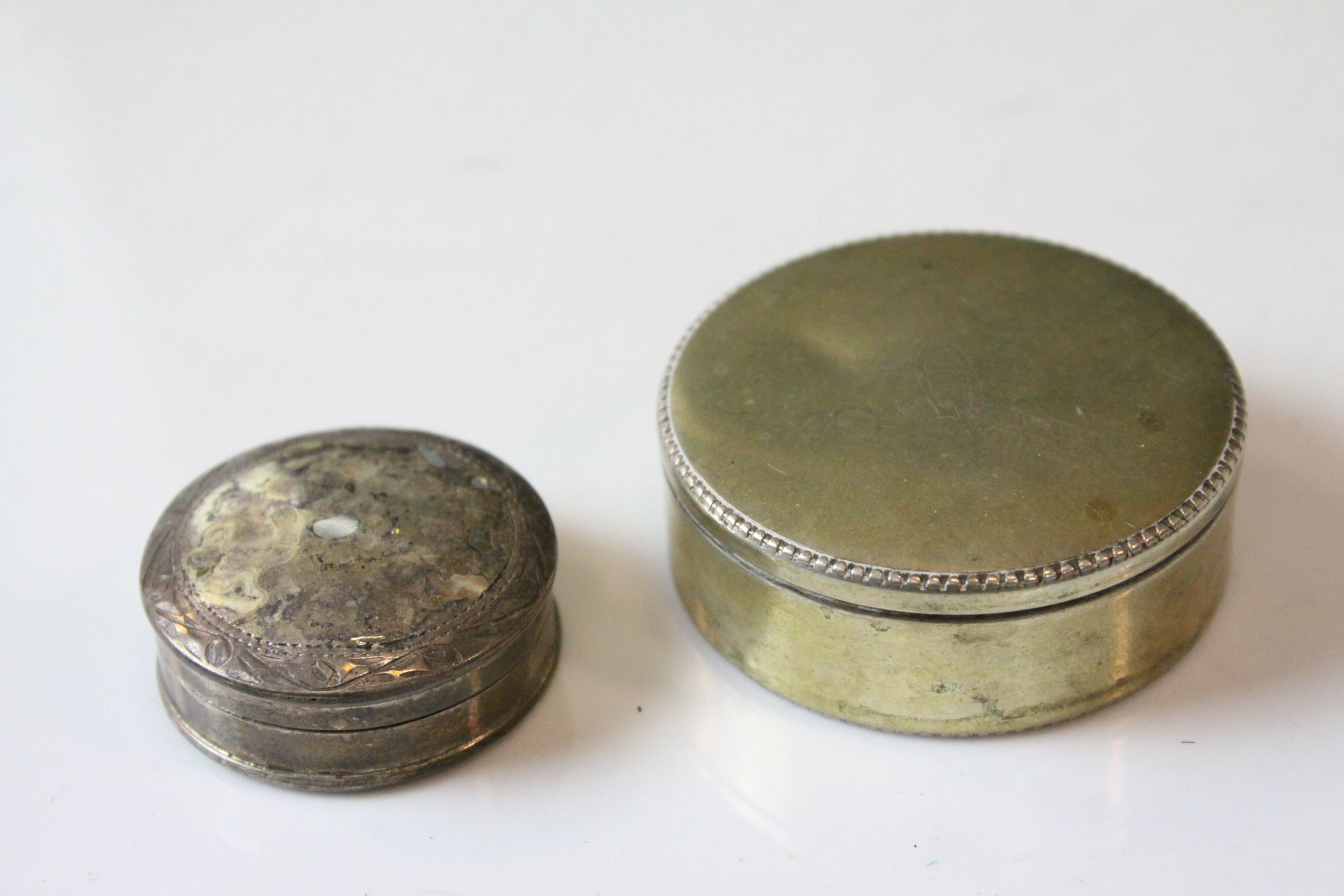 Shagreen Compact, Silver Pill Box, 800 grade Silver Box, Silver Sugar Nips and a Small Chain Mail - Image 6 of 9