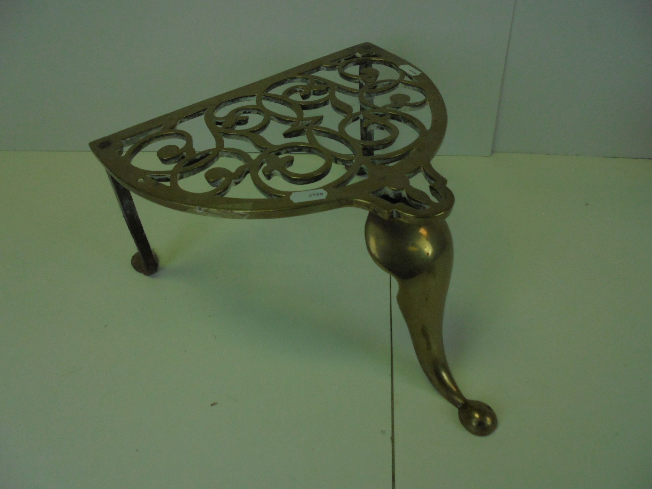 19th century Brass Footman / Trivet together with a Brass Kettle and a Brass Oil Lamp - Image 3 of 5