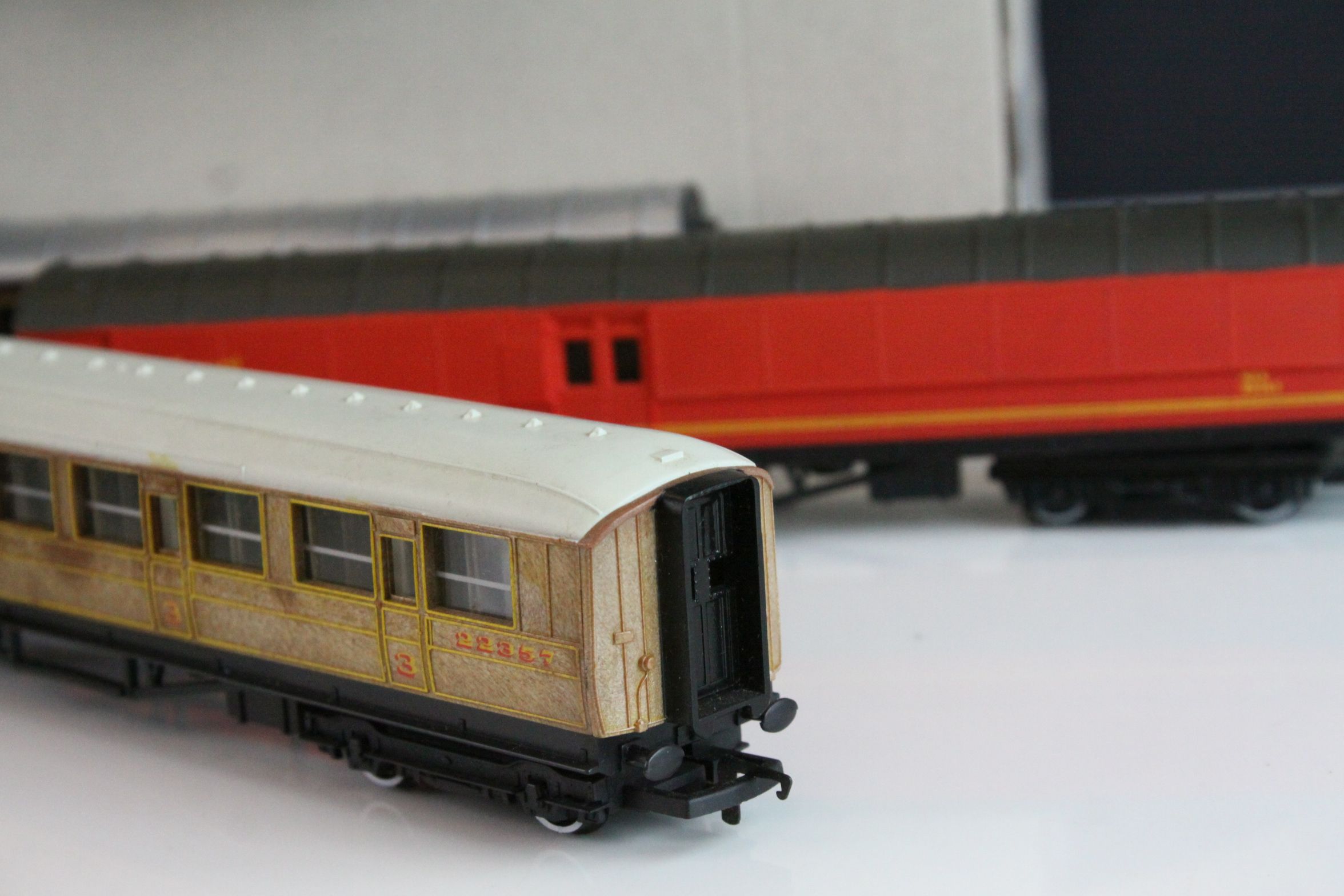 Nine Hornby OO gauge coaches featuring 2 x Royal Mail coaches plus a Hornby Morning Star 4-6-2 - Image 7 of 12