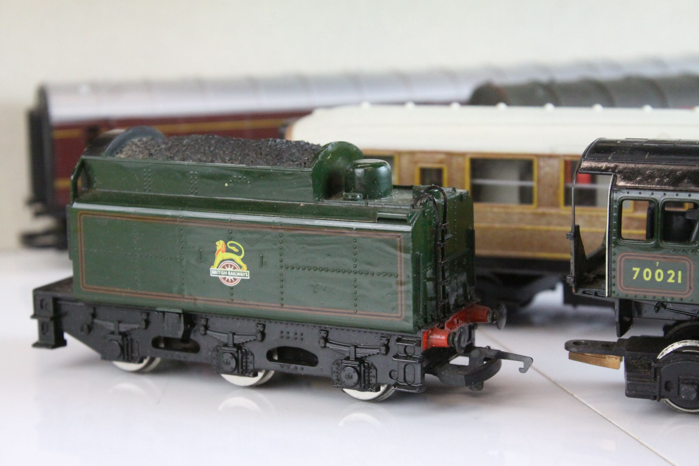 Nine Hornby OO gauge coaches featuring 2 x Royal Mail coaches plus a Hornby Morning Star 4-6-2 - Image 4 of 12