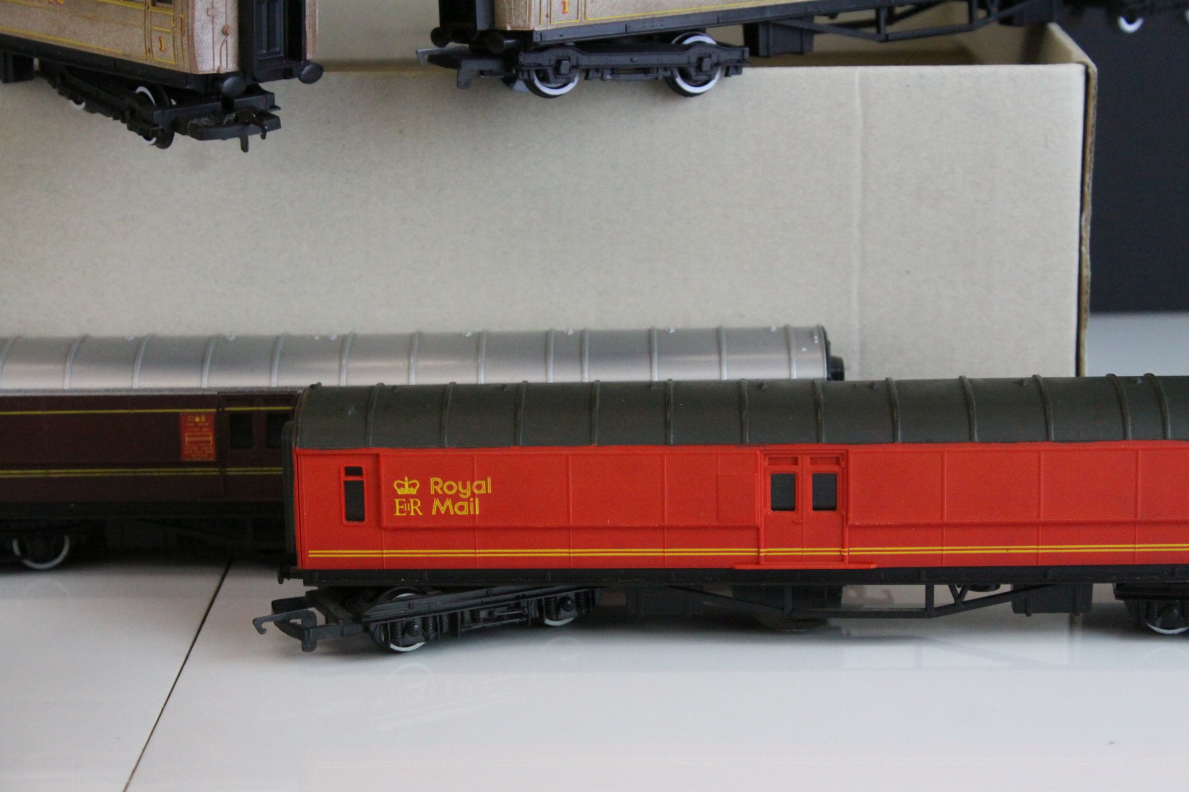 Nine Hornby OO gauge coaches featuring 2 x Royal Mail coaches plus a Hornby Morning Star 4-6-2 - Image 8 of 12