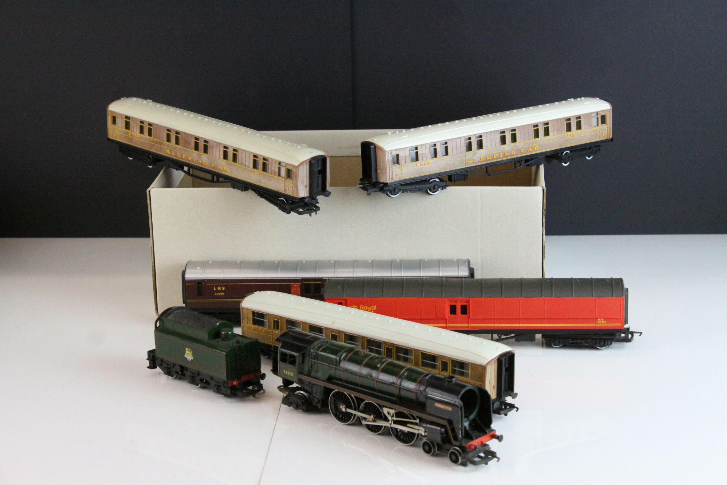 Nine Hornby OO gauge coaches featuring 2 x Royal Mail coaches plus a Hornby Morning Star 4-6-2
