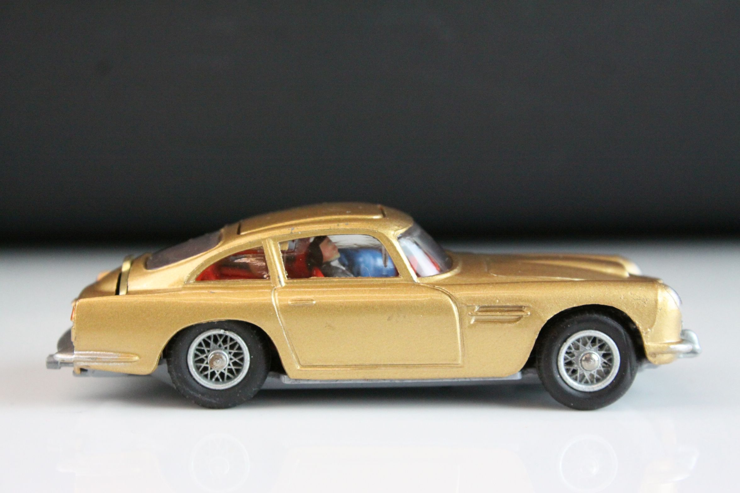 Boxed Corgi 261 James Bond 007 Aston Martin diecast model, complete with figures, unused - Image 4 of 18