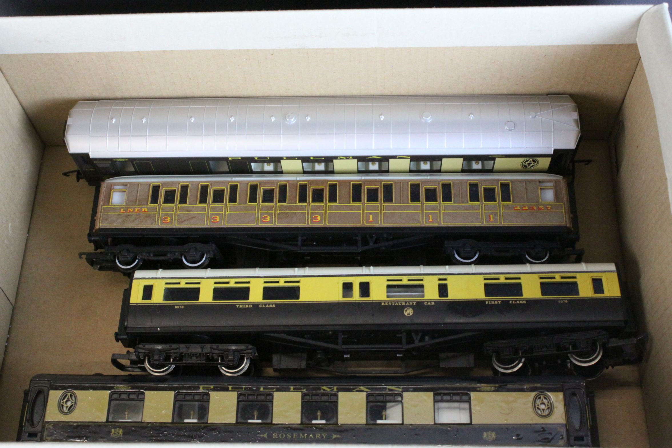 Nine Hornby OO gauge coaches featuring 2 x Royal Mail coaches plus a Hornby Morning Star 4-6-2 - Image 10 of 12