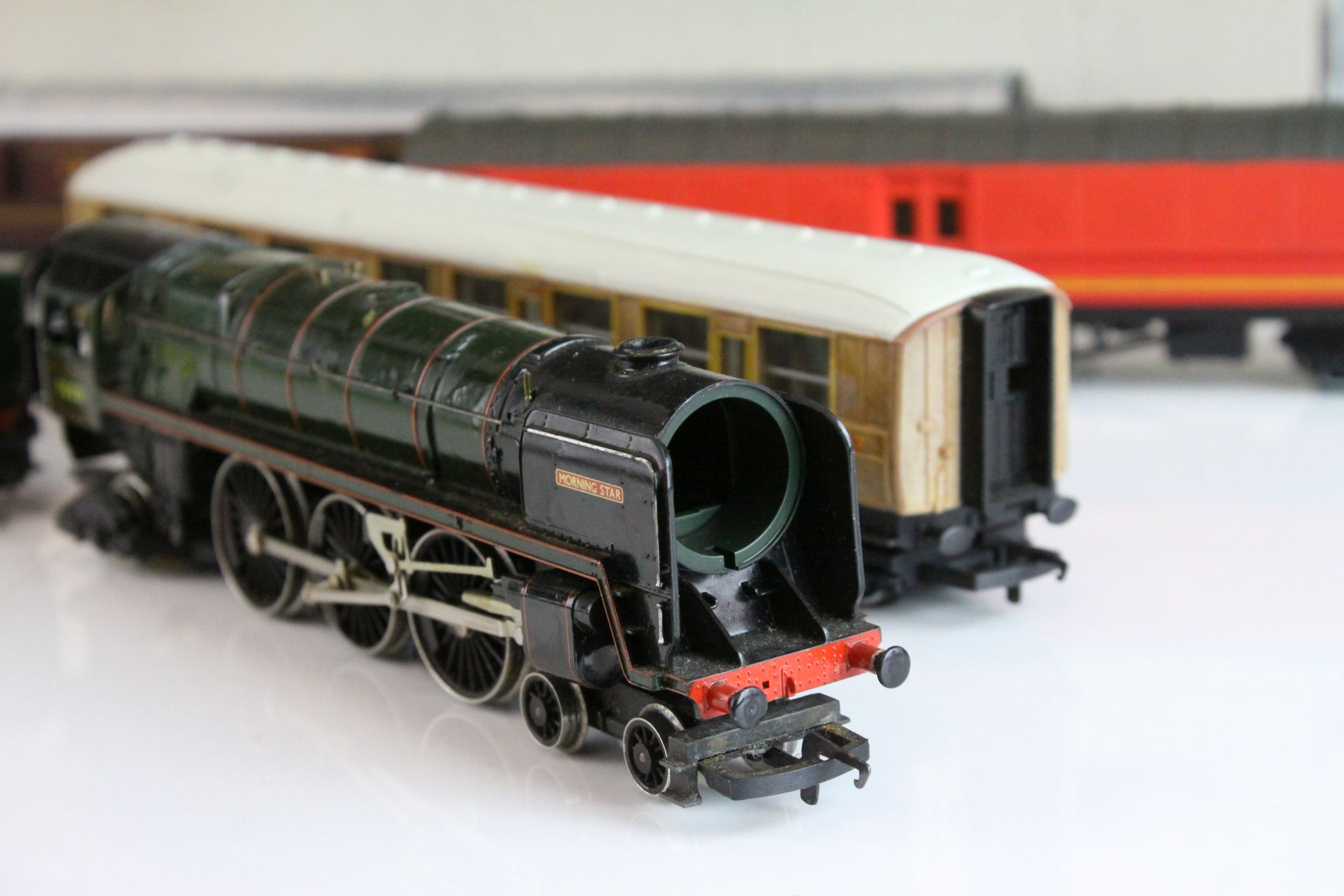 Nine Hornby OO gauge coaches featuring 2 x Royal Mail coaches plus a Hornby Morning Star 4-6-2 - Image 2 of 12