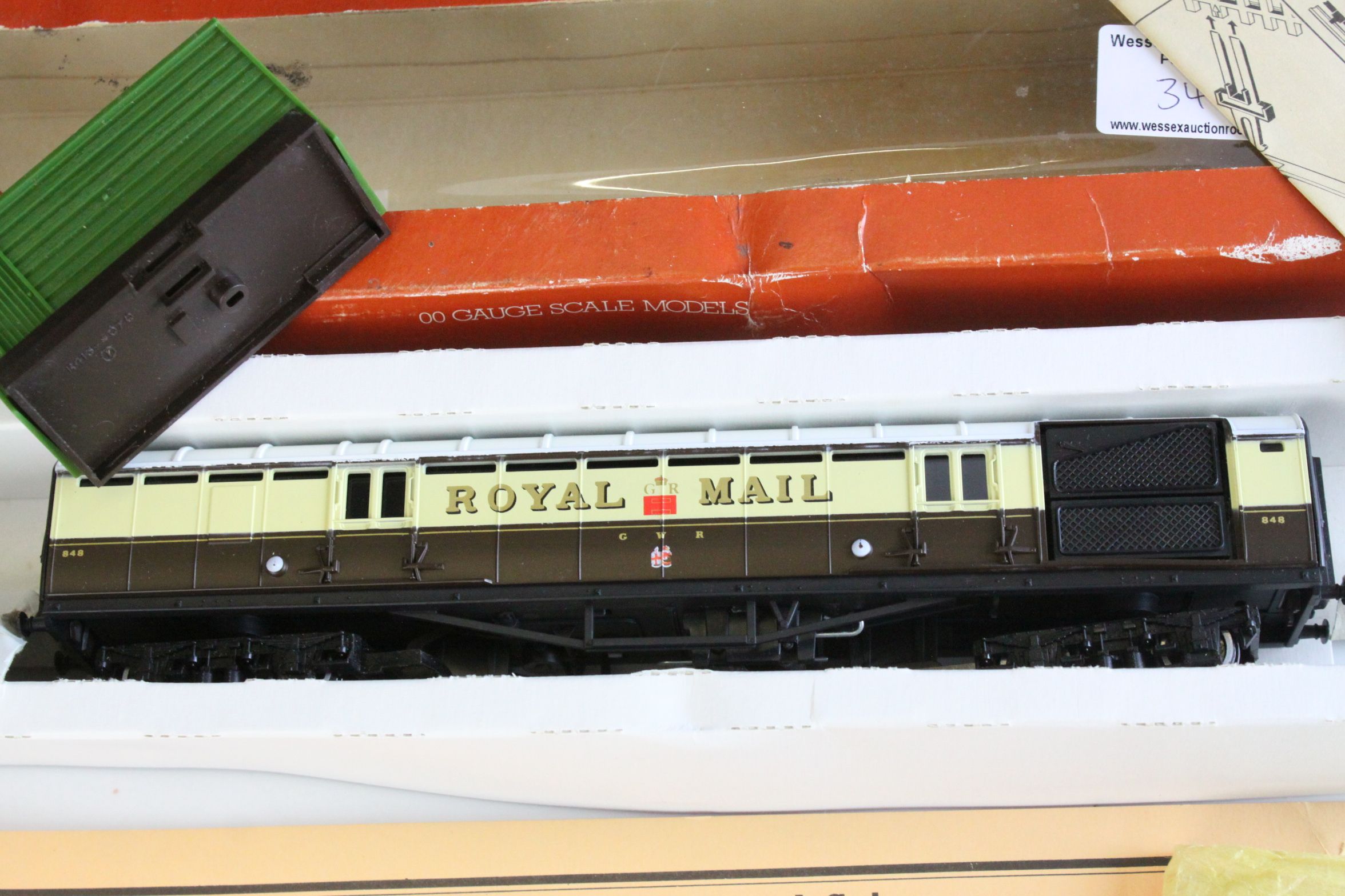 Boxed Lima OO gauge Eastfield locomotive plus a boxed Hornby R4526 Operating Mail Coach 849 and - Image 6 of 10