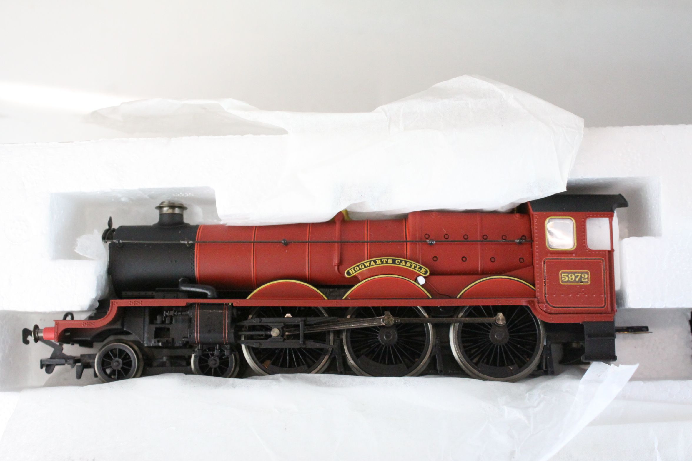 Boxed Hornby OO Gauge Harry Potter and The Chamber of Secrets Hogwarts Express electric train set, - Image 6 of 10