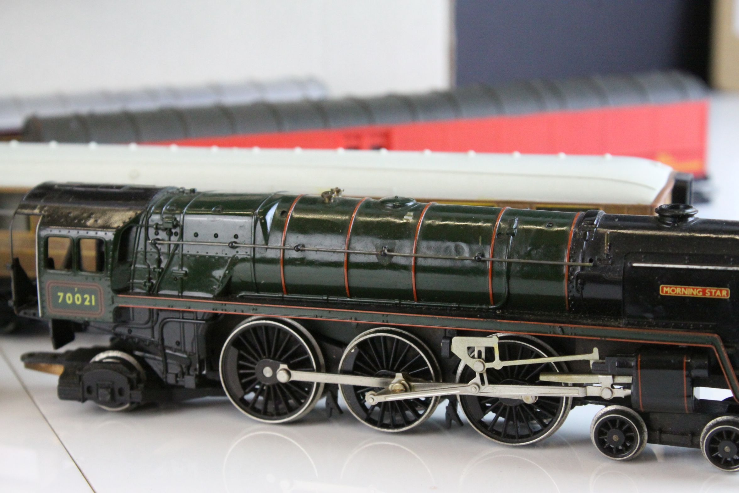 Nine Hornby OO gauge coaches featuring 2 x Royal Mail coaches plus a Hornby Morning Star 4-6-2 - Image 3 of 12