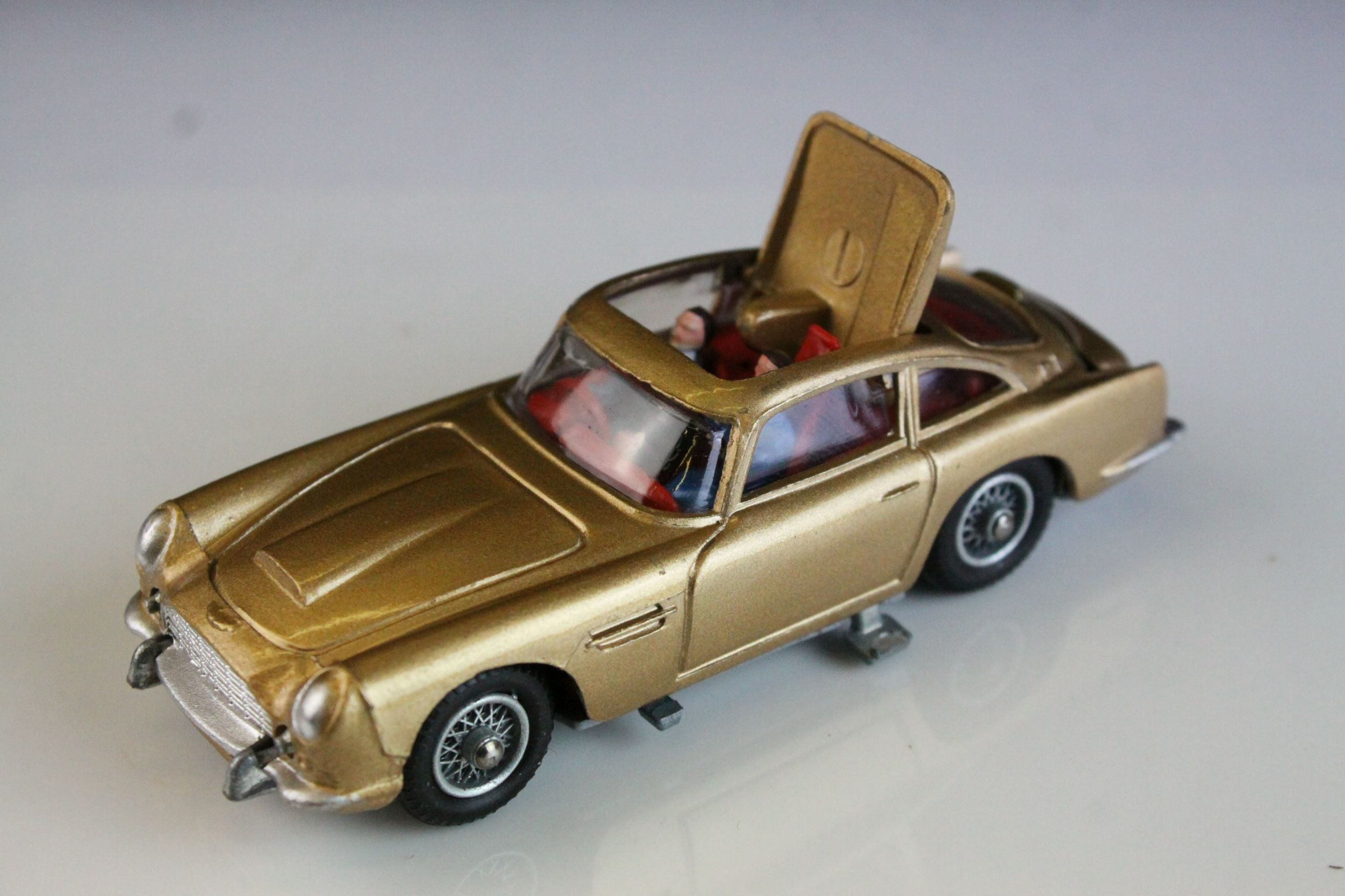 Boxed Corgi 261 James Bond 007 Aston Martin diecast model, complete with figures, unused - Image 7 of 18