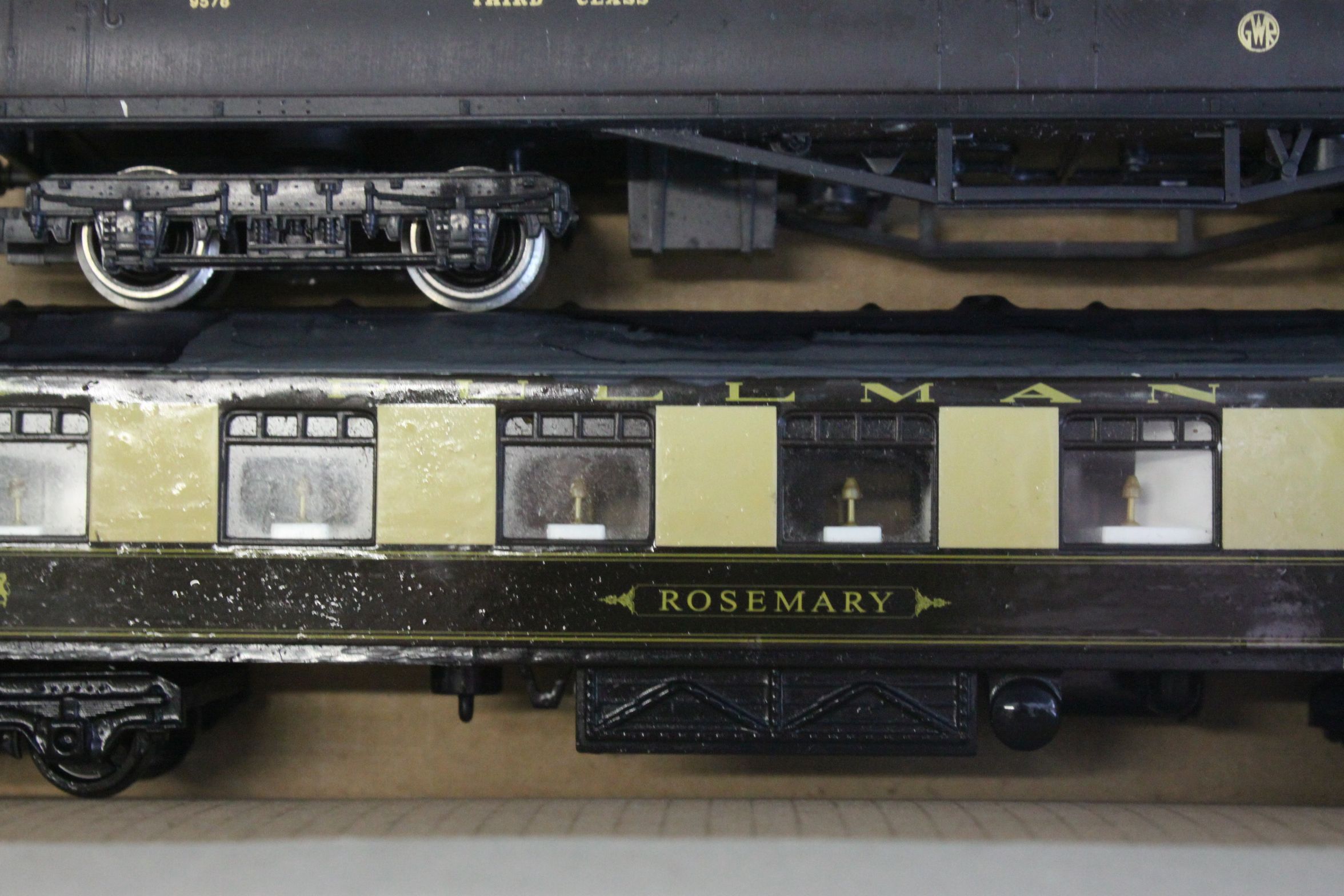 Nine Hornby OO gauge coaches featuring 2 x Royal Mail coaches plus a Hornby Morning Star 4-6-2 - Image 11 of 12