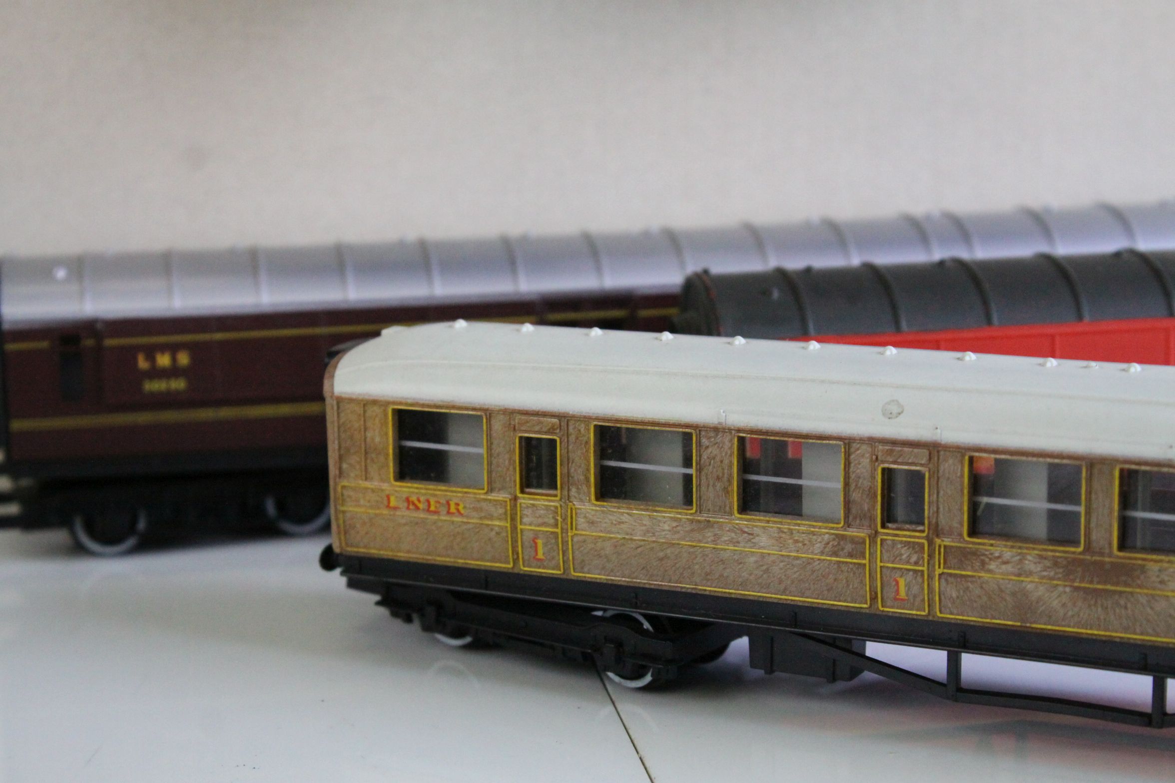 Nine Hornby OO gauge coaches featuring 2 x Royal Mail coaches plus a Hornby Morning Star 4-6-2 - Image 6 of 12