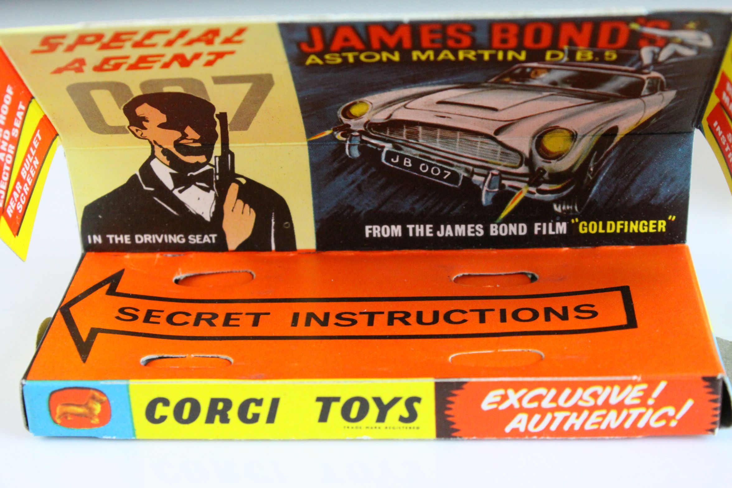Boxed Corgi 261 James Bond 007 Aston Martin diecast model, complete with figures, unused - Image 16 of 18