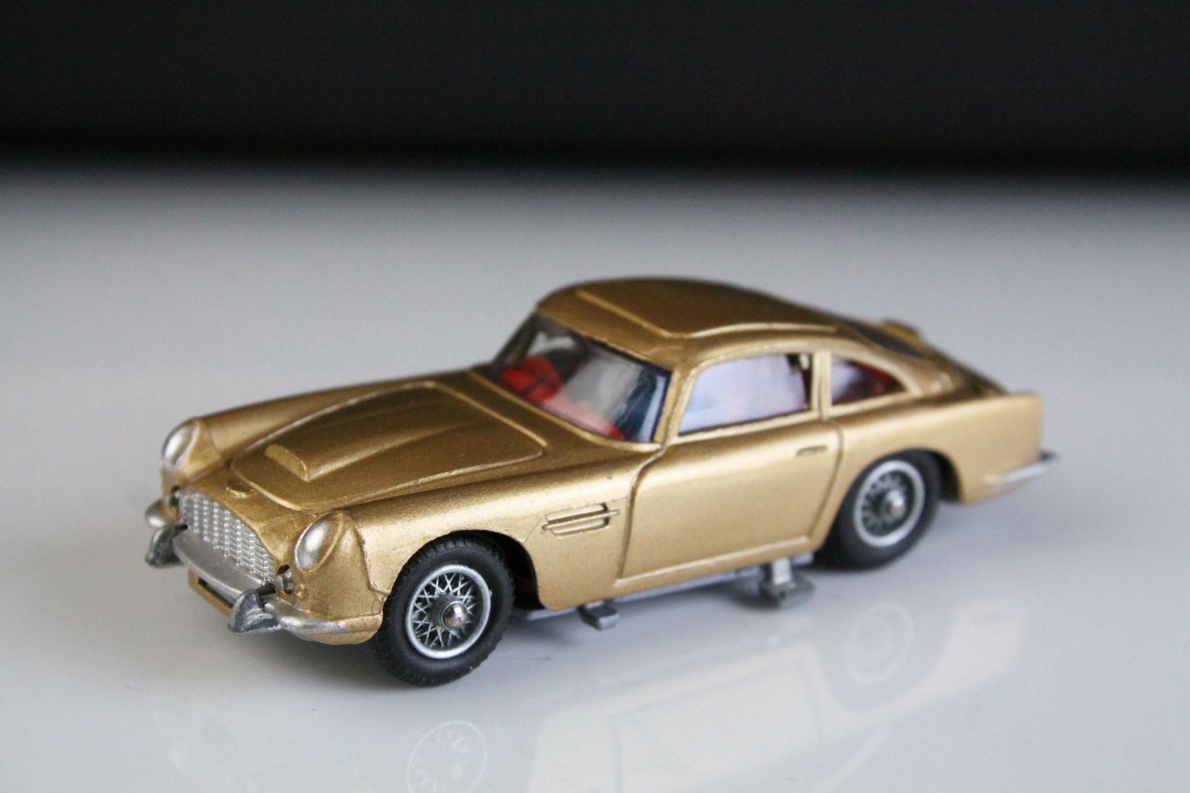 Boxed Corgi 261 James Bond 007 Aston Martin diecast model, complete with figures, unused - Image 2 of 18