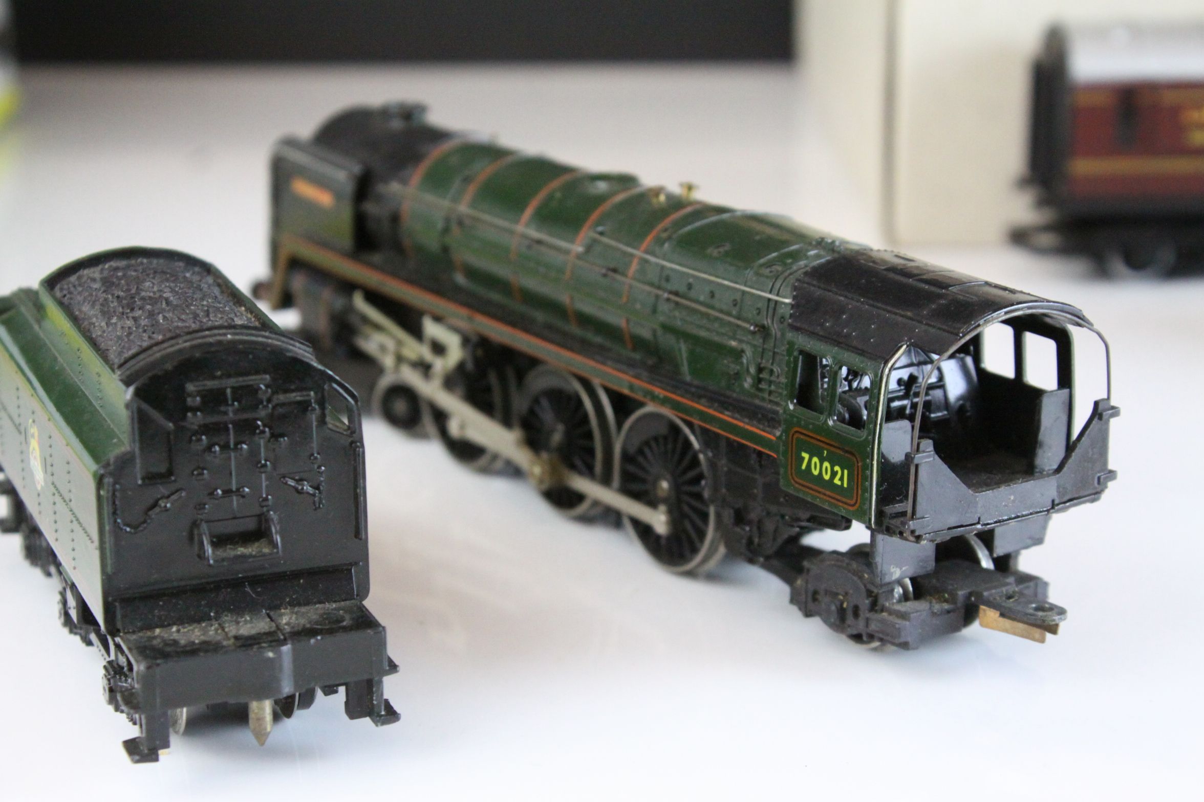 Nine Hornby OO gauge coaches featuring 2 x Royal Mail coaches plus a Hornby Morning Star 4-6-2 - Image 5 of 12