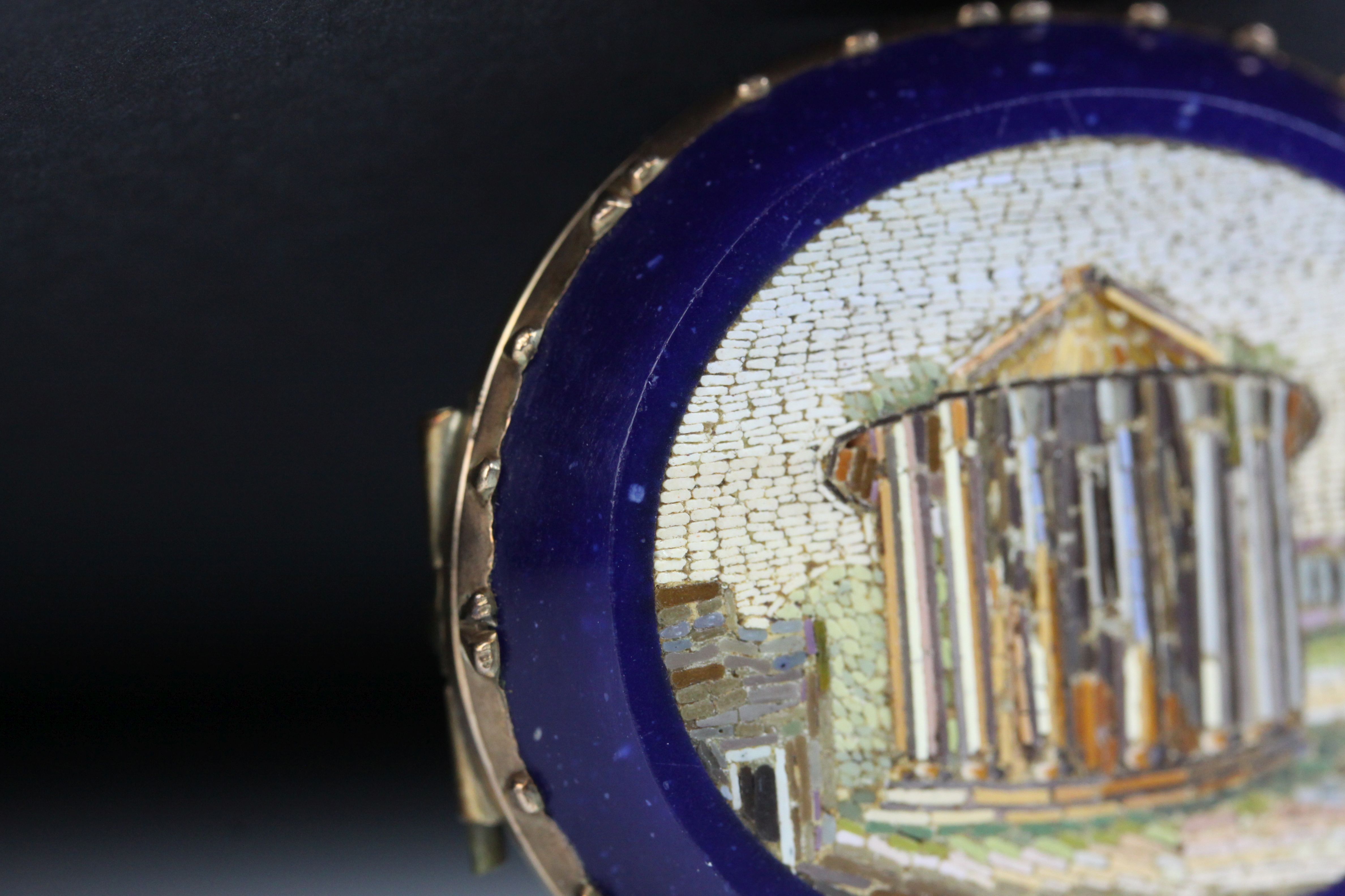Victorian Grand Tour micro-mosaic oval brooch, the scene depicting a Roman building, yellow metal - Image 3 of 4