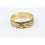 9ct yellow gold wedding band, engraved scalloped decoration, width approx 6mm, ring size P½