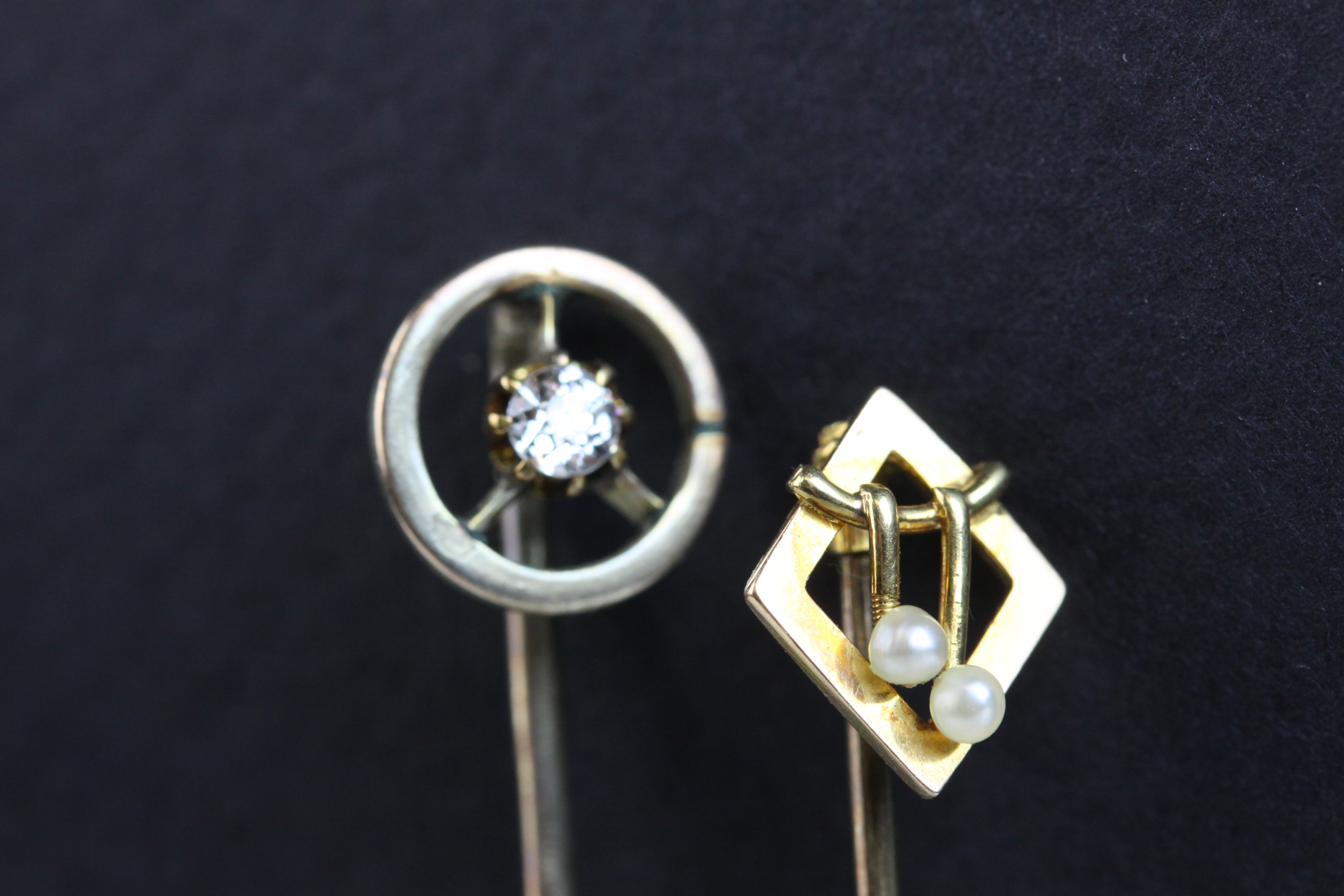 Diamond yellow metal stick pin, the round old cut diamond weighing approx 0.10 carat; together - Image 2 of 4