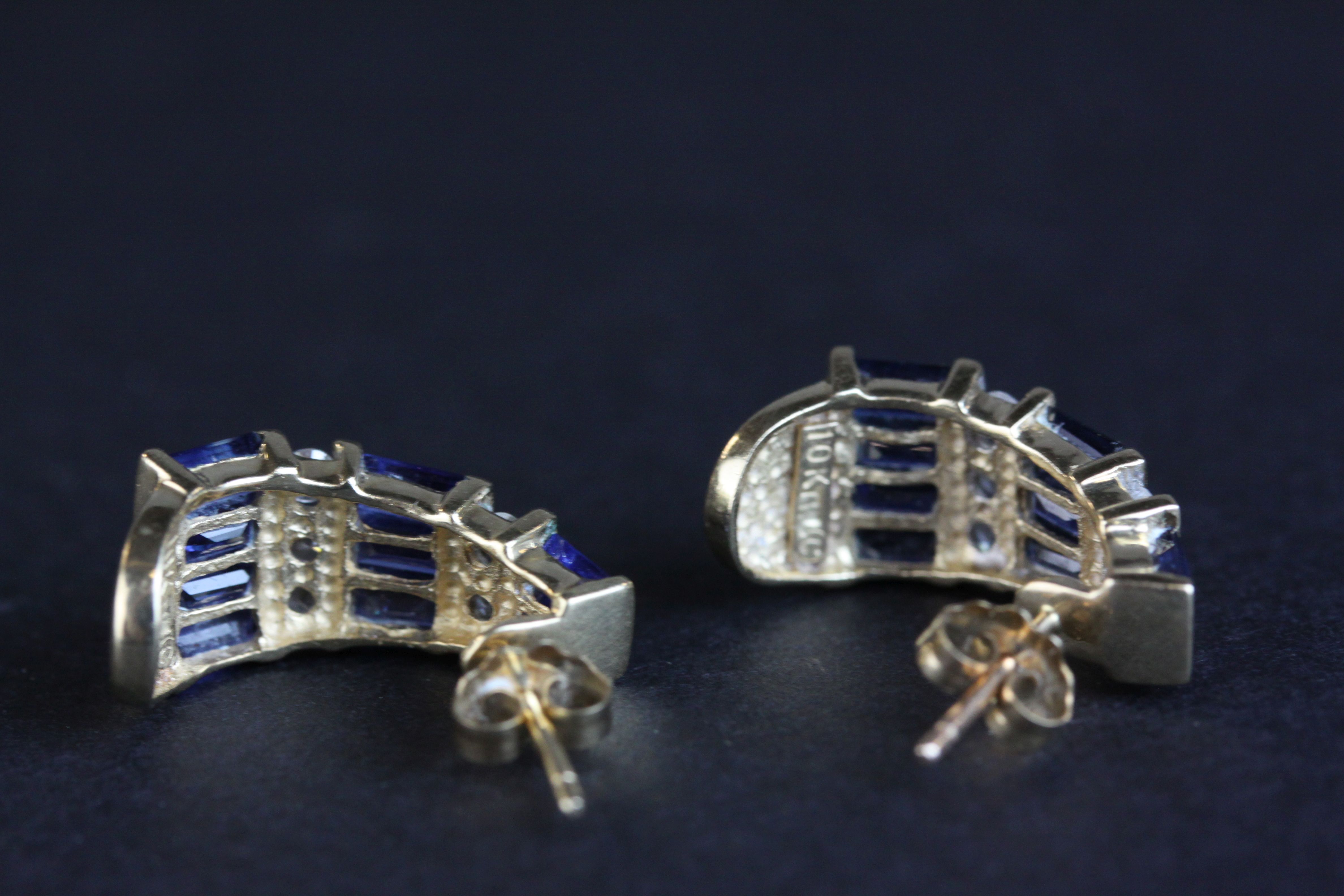 Diamond and sapphire 10ct yellow gold half hoop stud earrings, tapered design, nine baguette cut - Image 6 of 8