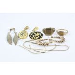 Collection of 9ct yellow gold jewellery to include a pair of drop earrings, signet ring (cut) S link