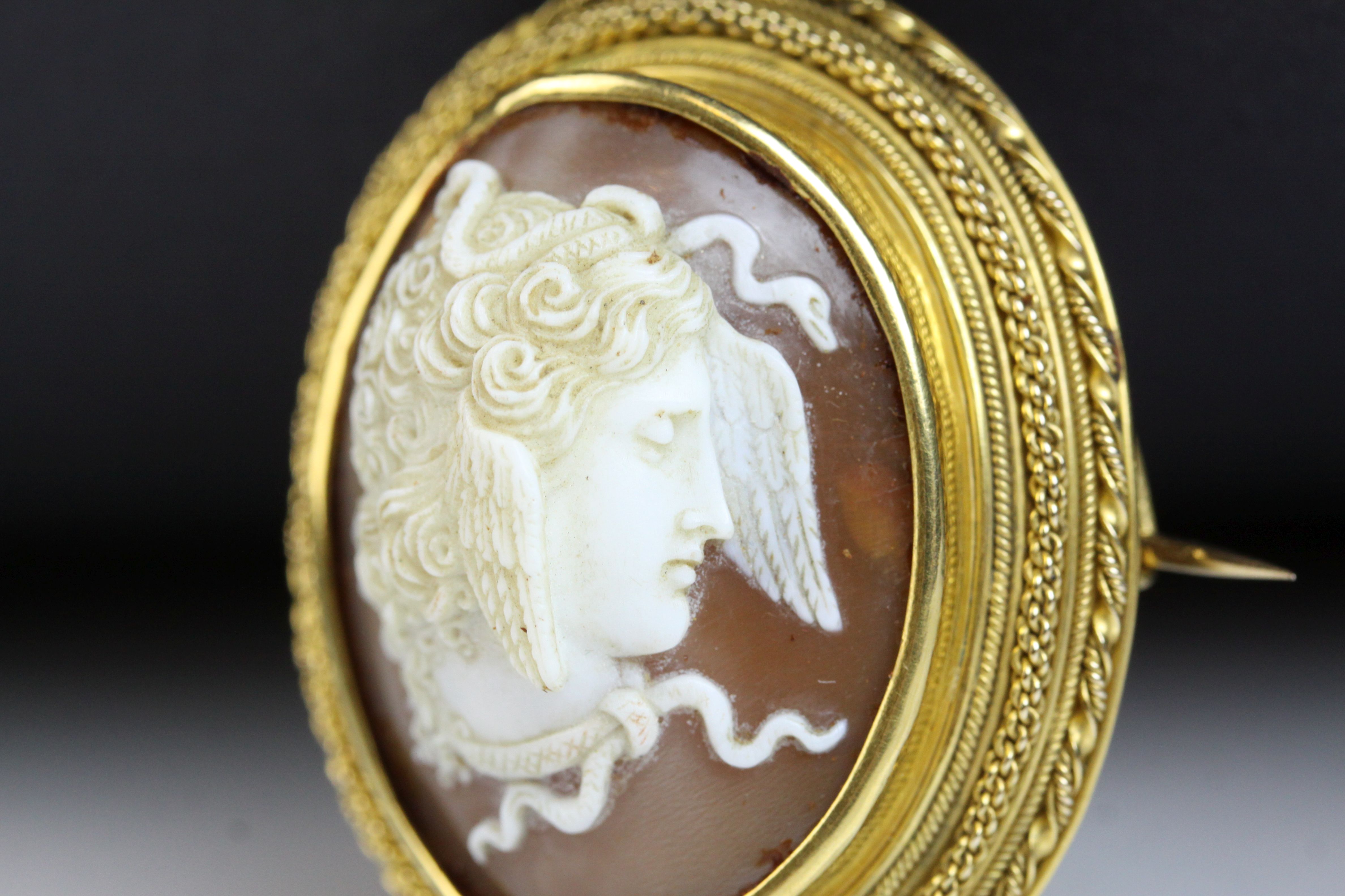 Victorian shell cameo yellow gold brooch depicting Medusa, rub over setting, fancy rope twist and - Image 3 of 6