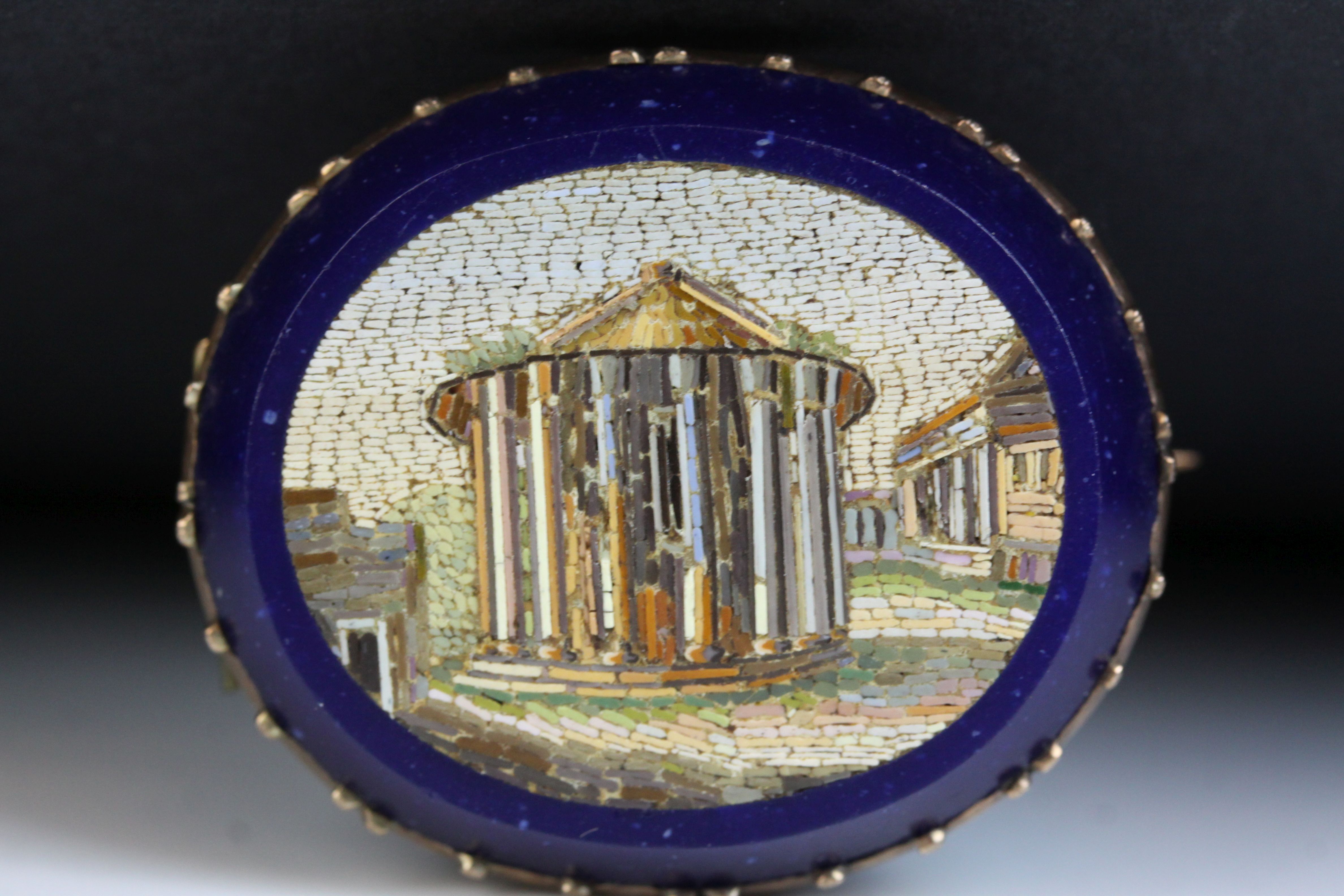 Victorian Grand Tour micro-mosaic oval brooch, the scene depicting a Roman building, yellow metal - Image 2 of 4