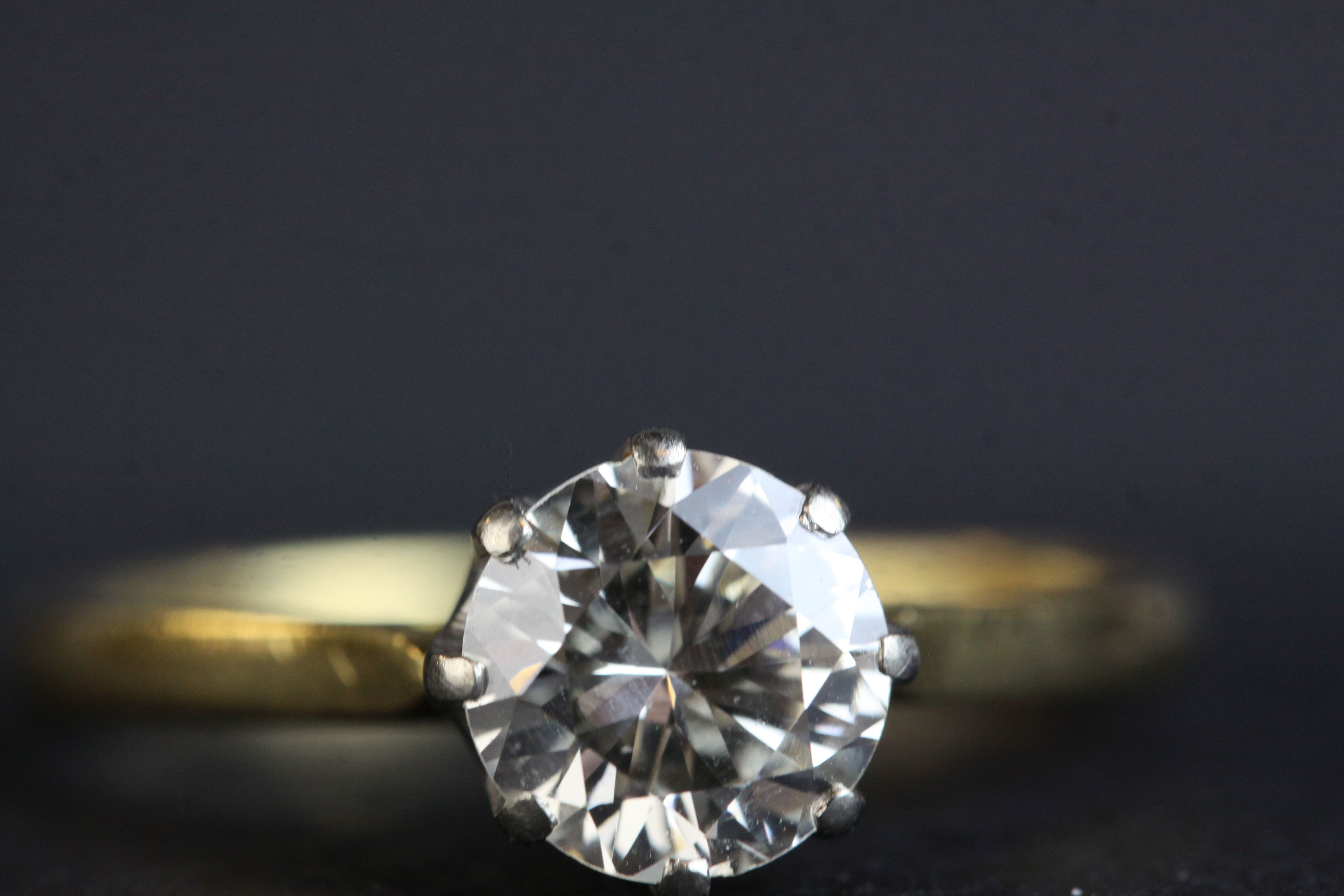 Diamond solitaire 18ct yellow gold ring, the round brilliant cut diamond weighing approx 1.50 - Image 3 of 4