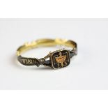 George III black enamelled yellow metal mourning ring, the central panel with gilt intaglio