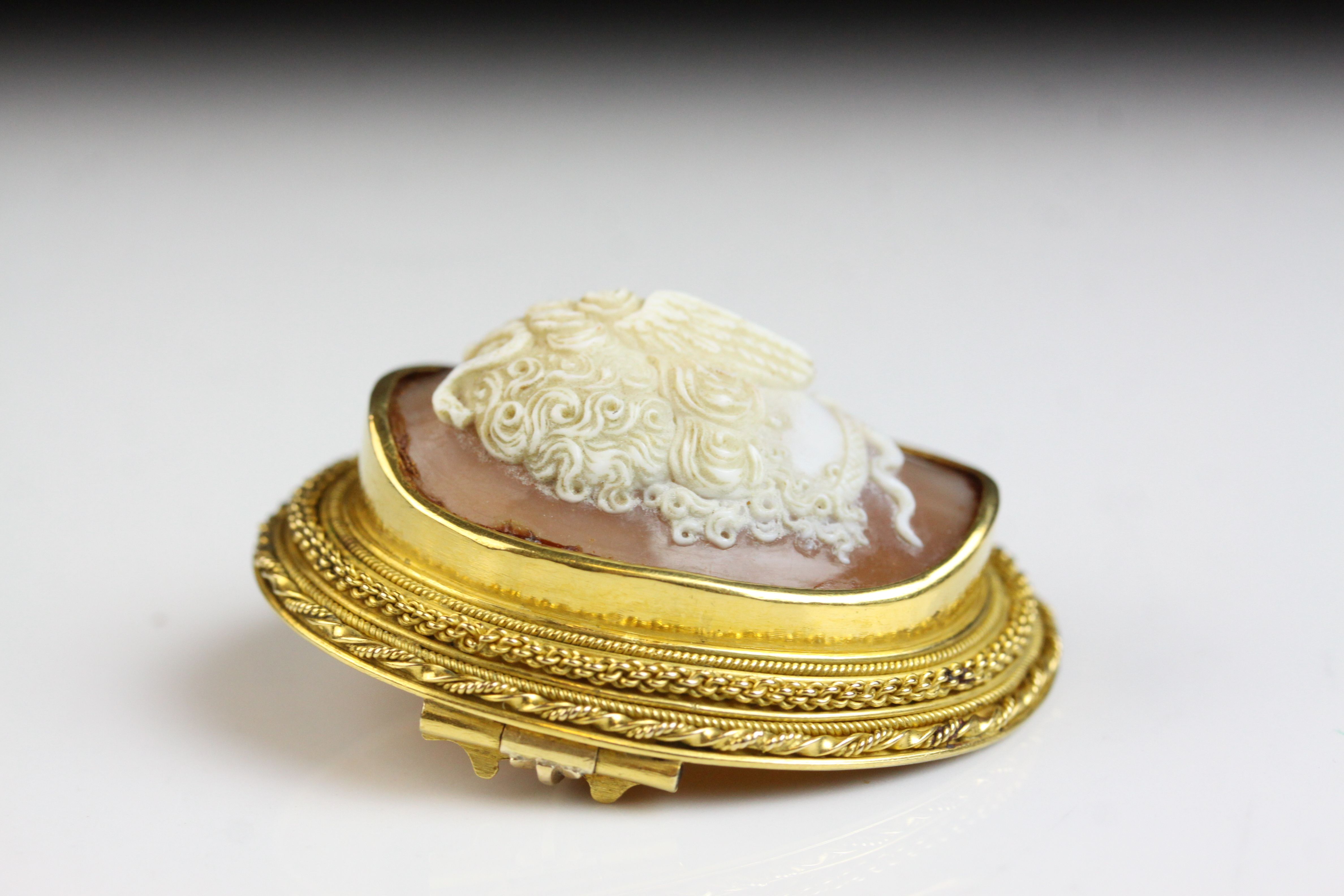 Victorian shell cameo yellow gold brooch depicting Medusa, rub over setting, fancy rope twist and - Image 6 of 6