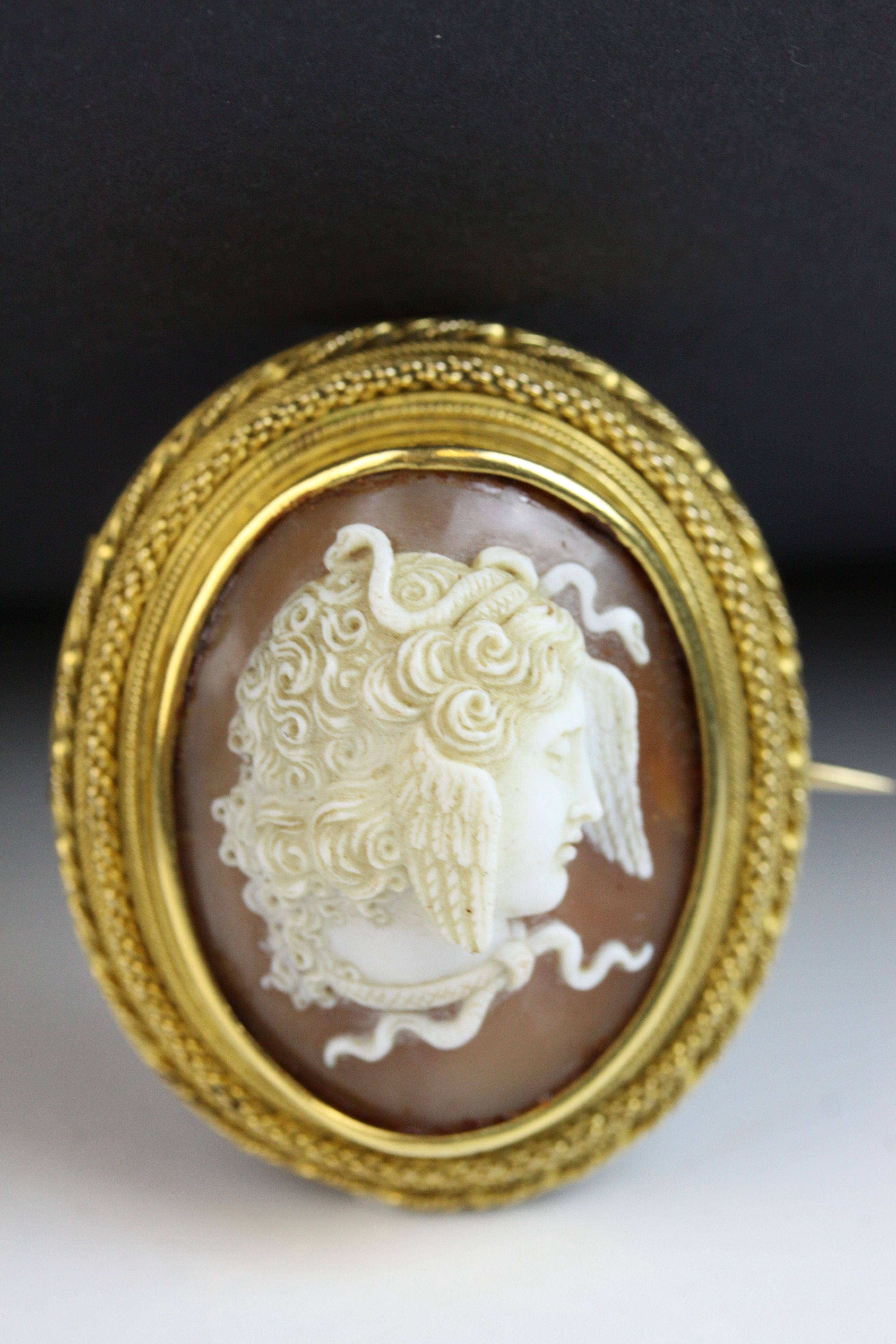 Victorian shell cameo yellow gold brooch depicting Medusa, rub over setting, fancy rope twist and - Image 2 of 6