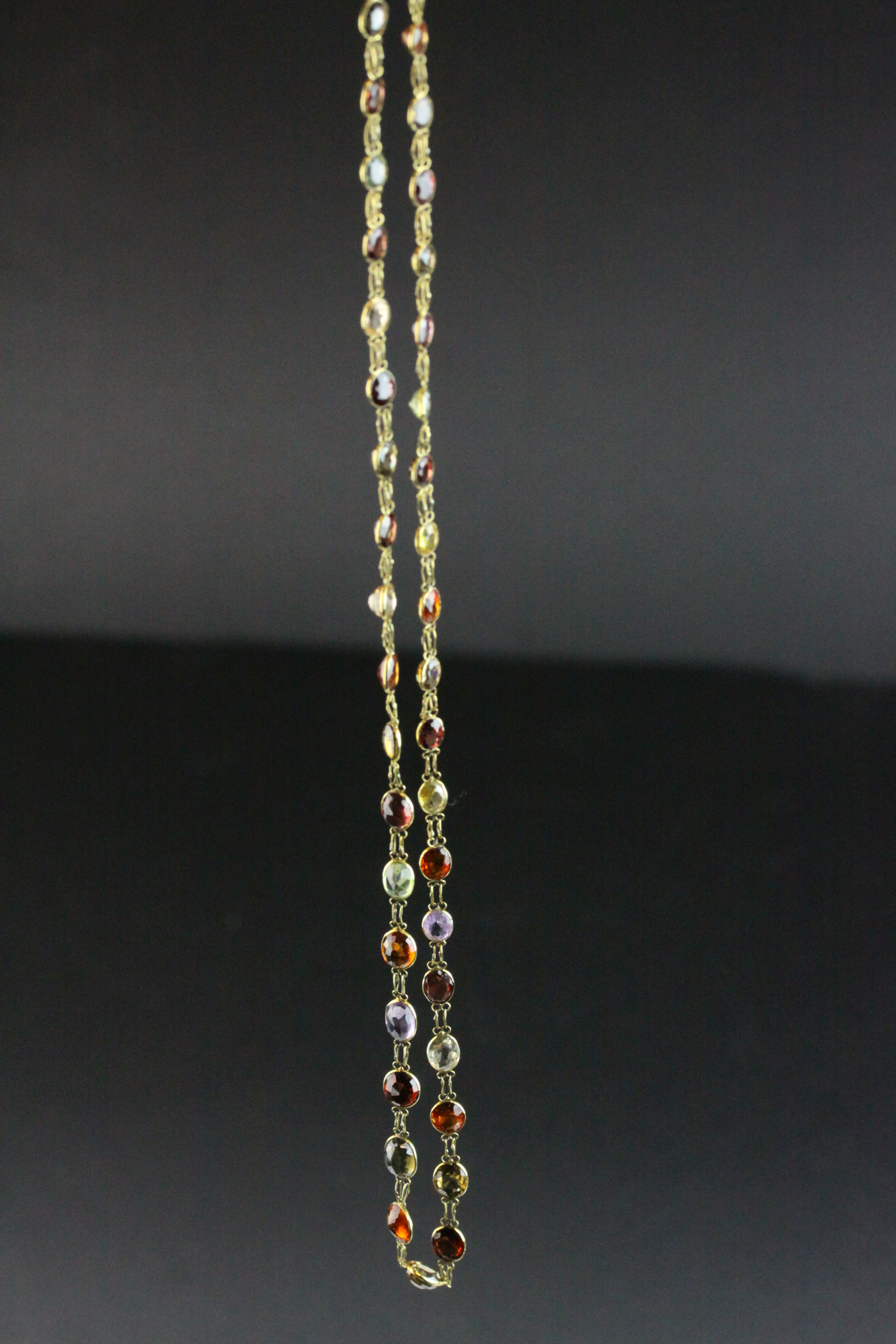 Multi gemstone unmarked yellow gold riviere necklace, comprising garnet, orange garnet, citrine, - Image 2 of 6