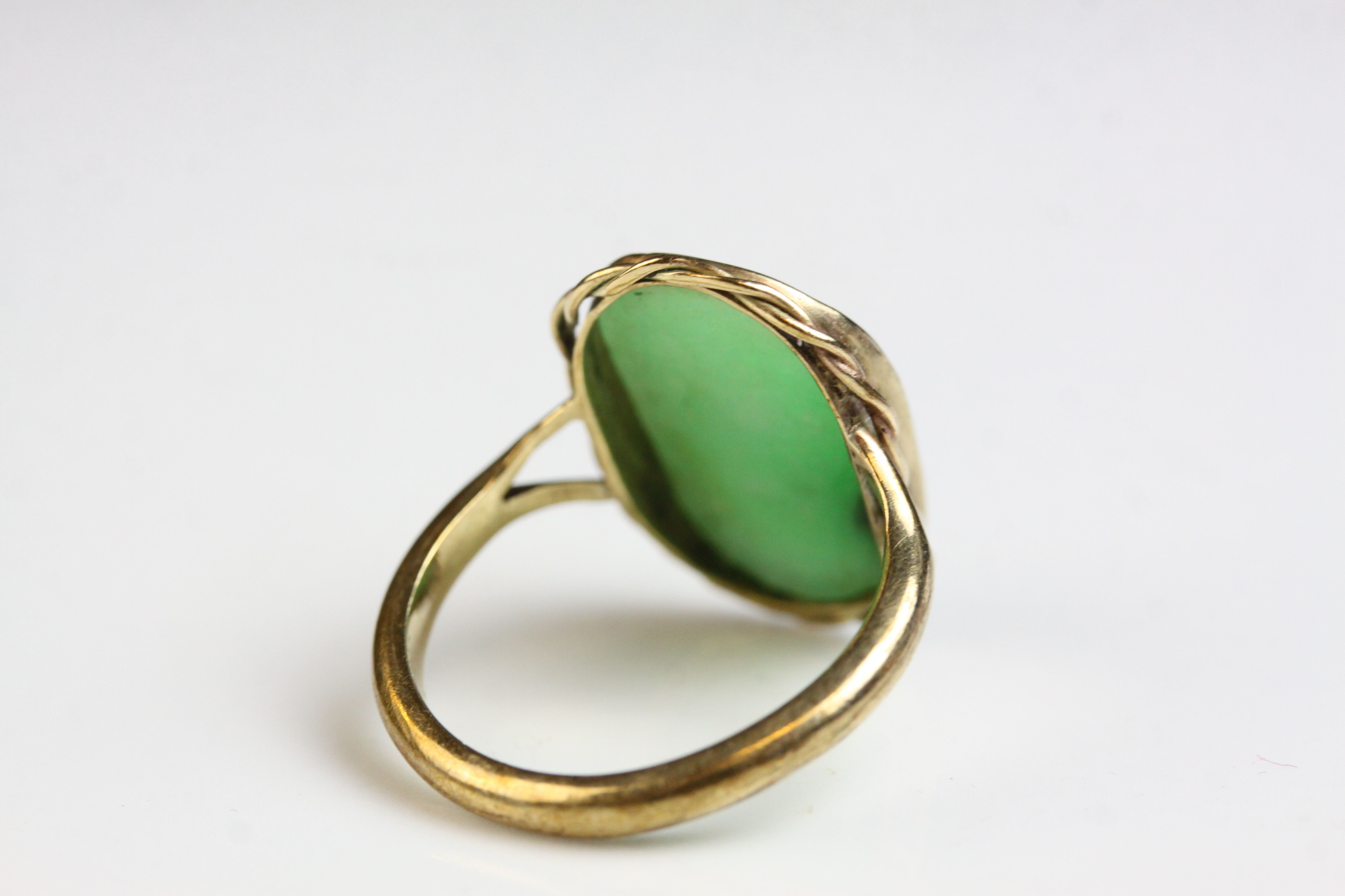 Jade 9ct yellow gold dress ring, the rectangular cabochon cut jade measuring approx 16mm x 10mm, rub - Image 3 of 4