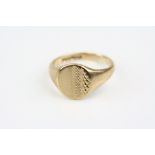 9ct yellow gold signet ring, textured and plain polished oval plaque, tapered shoulders, ring size