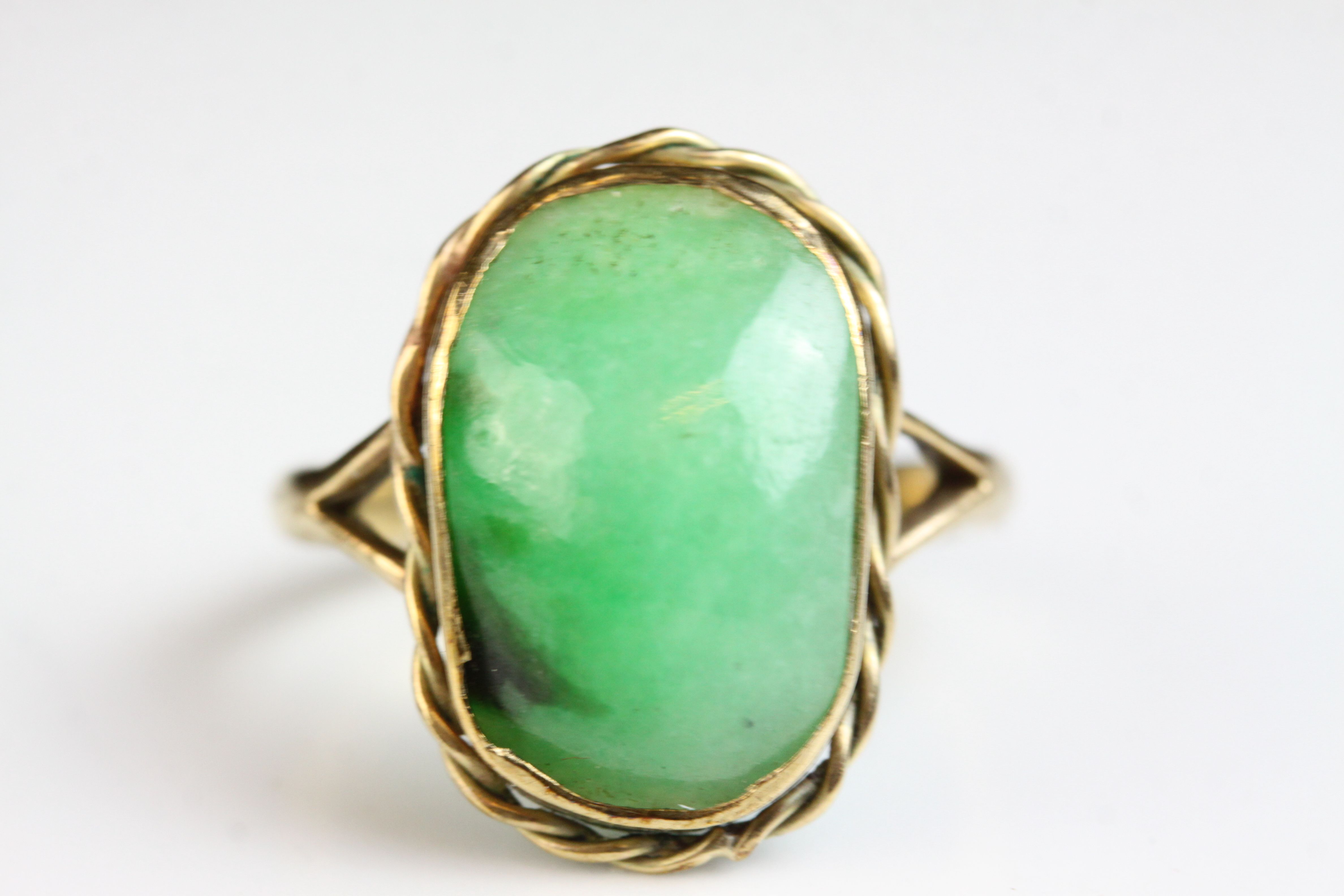 Jade 9ct yellow gold dress ring, the rectangular cabochon cut jade measuring approx 16mm x 10mm, rub - Image 4 of 4