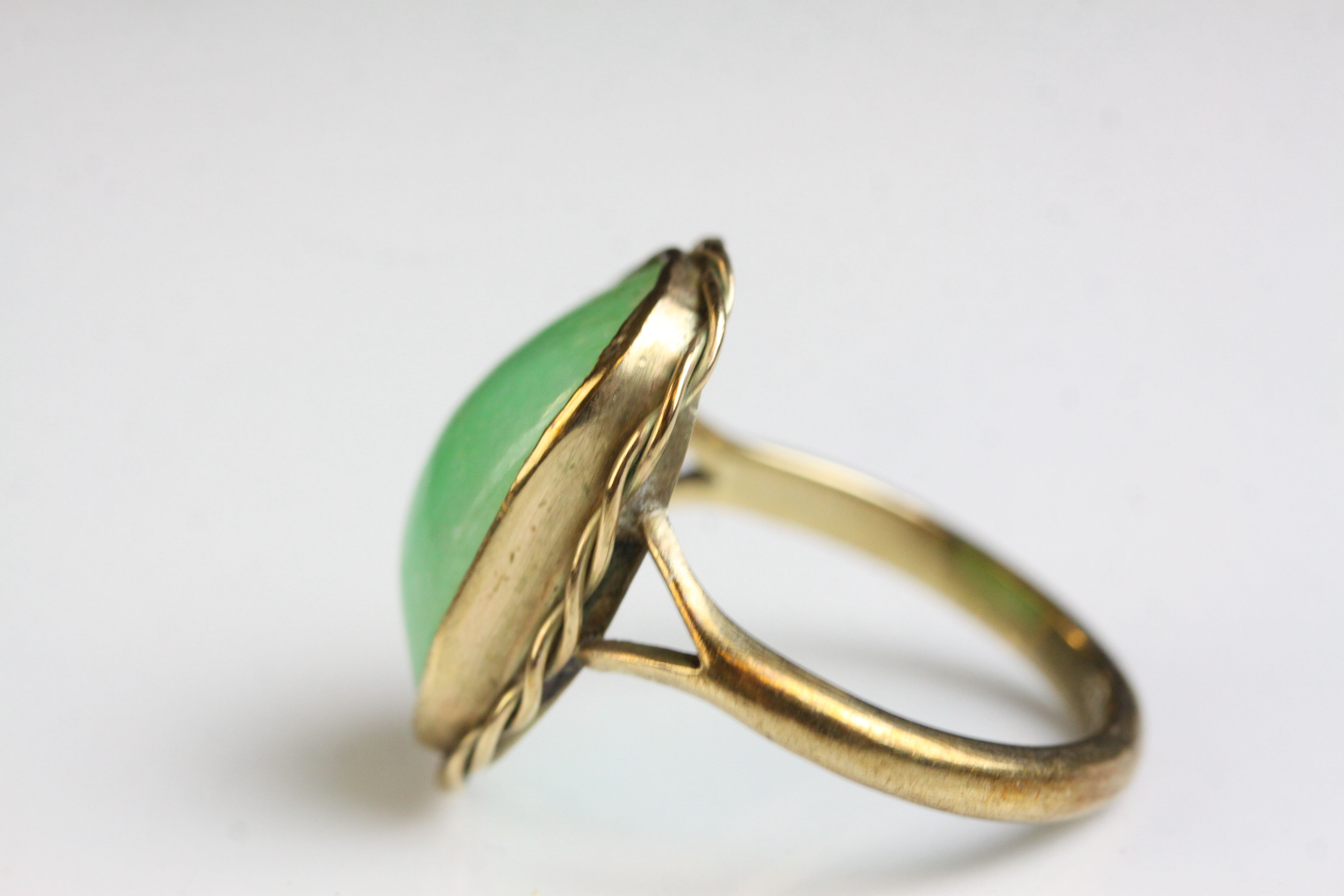 Jade 9ct yellow gold dress ring, the rectangular cabochon cut jade measuring approx 16mm x 10mm, rub - Image 2 of 4