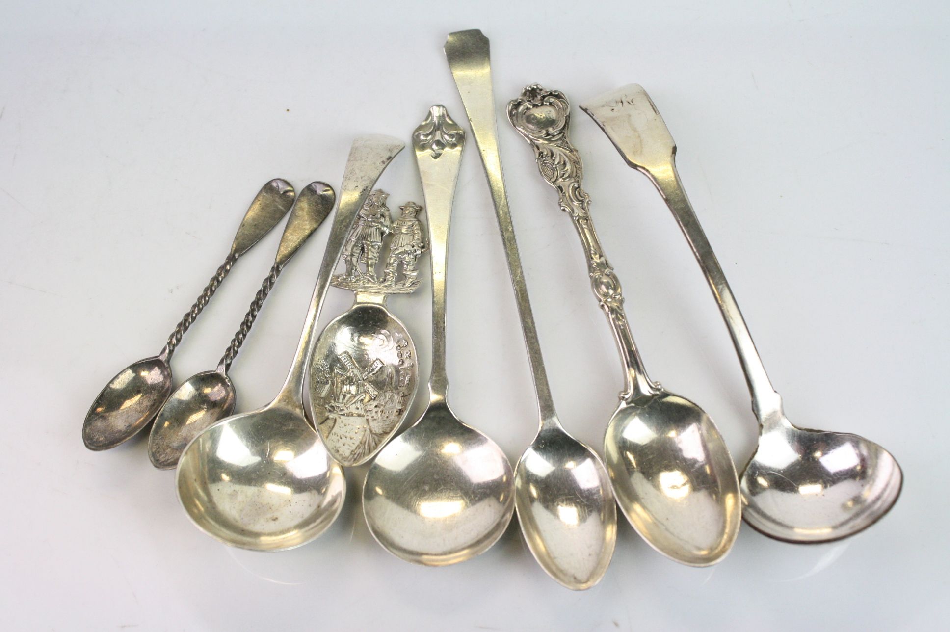 Small collection of silver to include Victorian silver dessert spoon, waisted form, cast shell and - Image 3 of 4