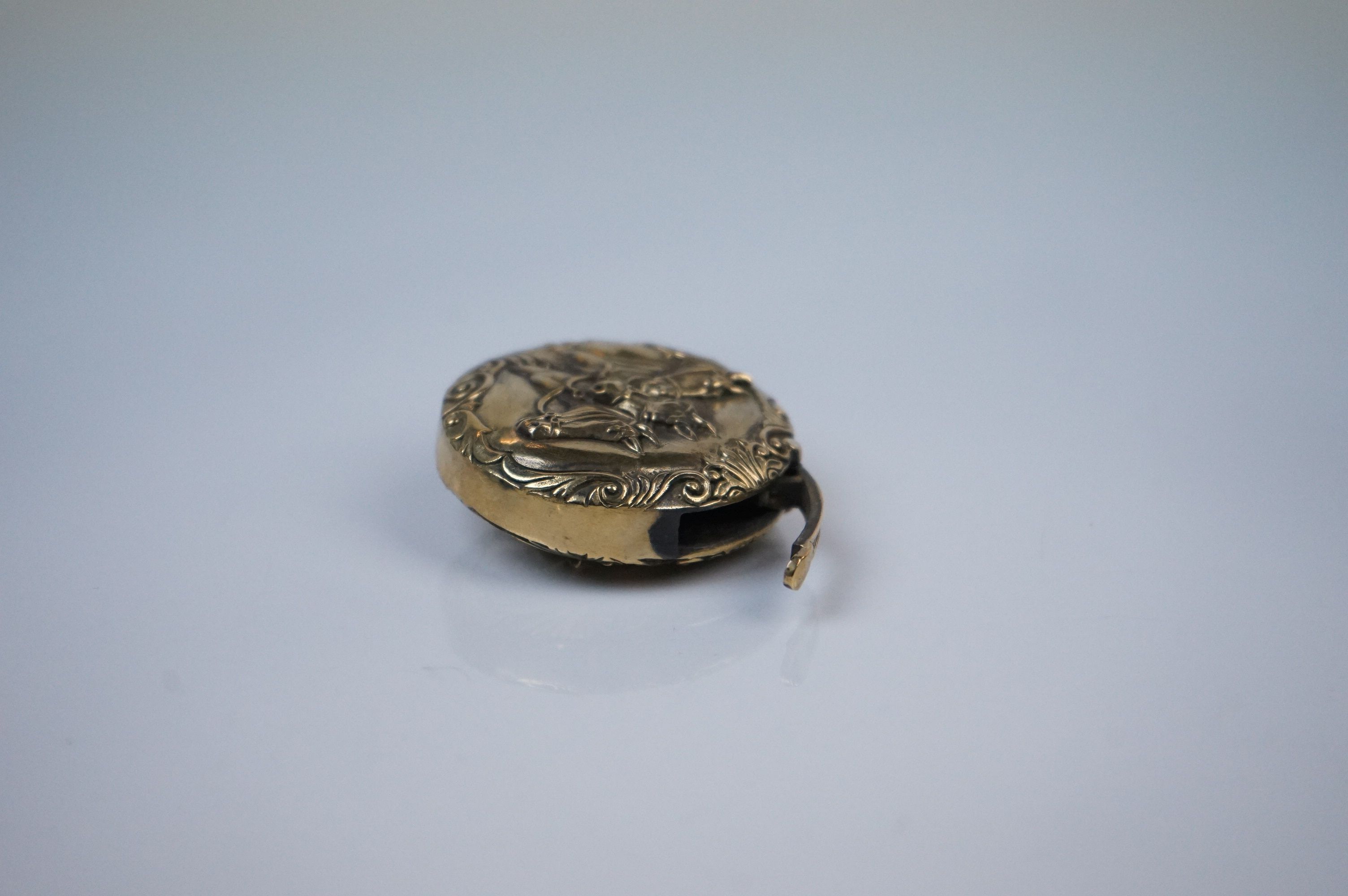Brass cased Vesta with embossed Horse decoration - Image 3 of 3