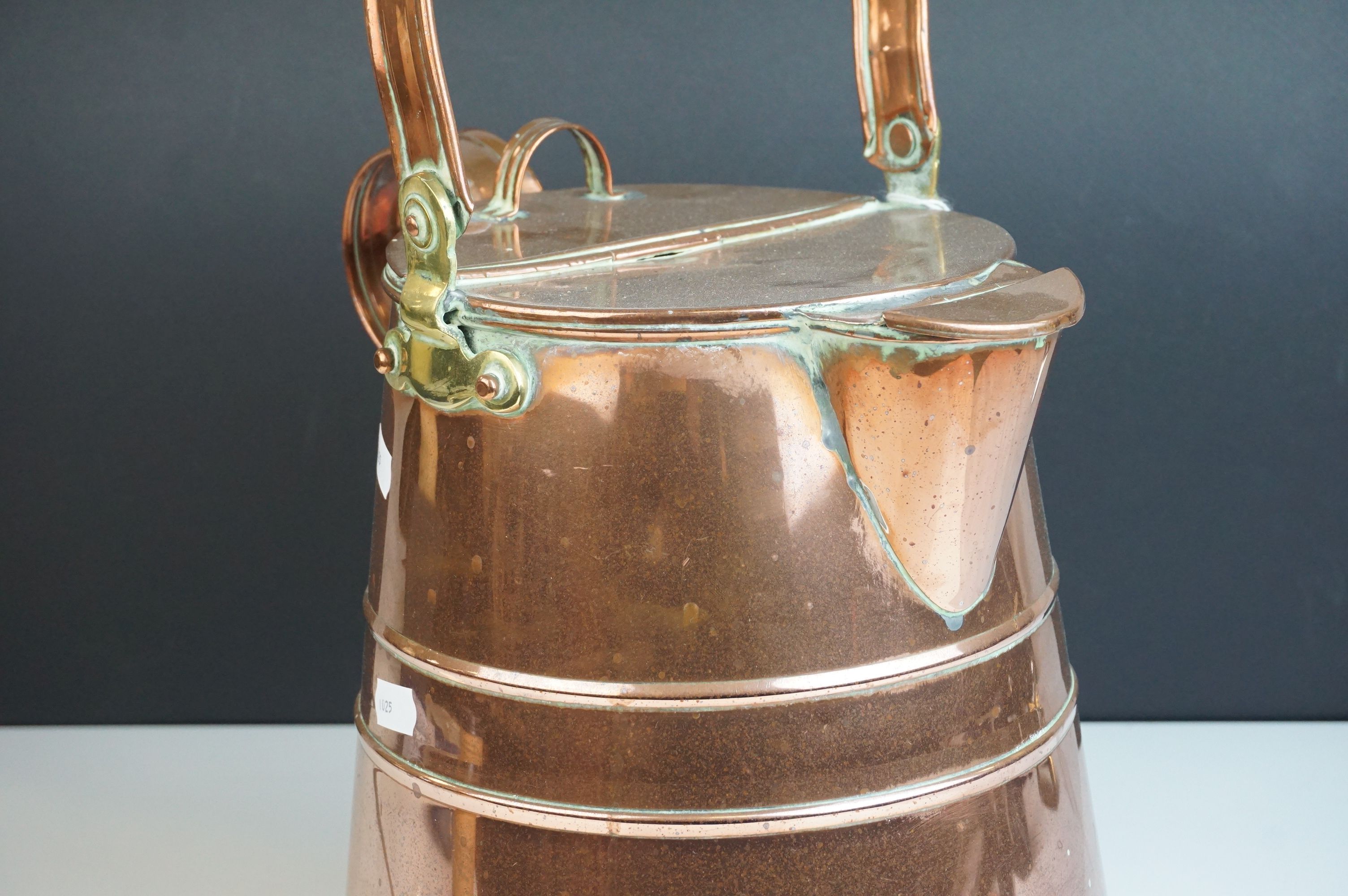 Antique Copper Lidded Milk Churn / Jug with swing handle, 41cms high - Image 3 of 5