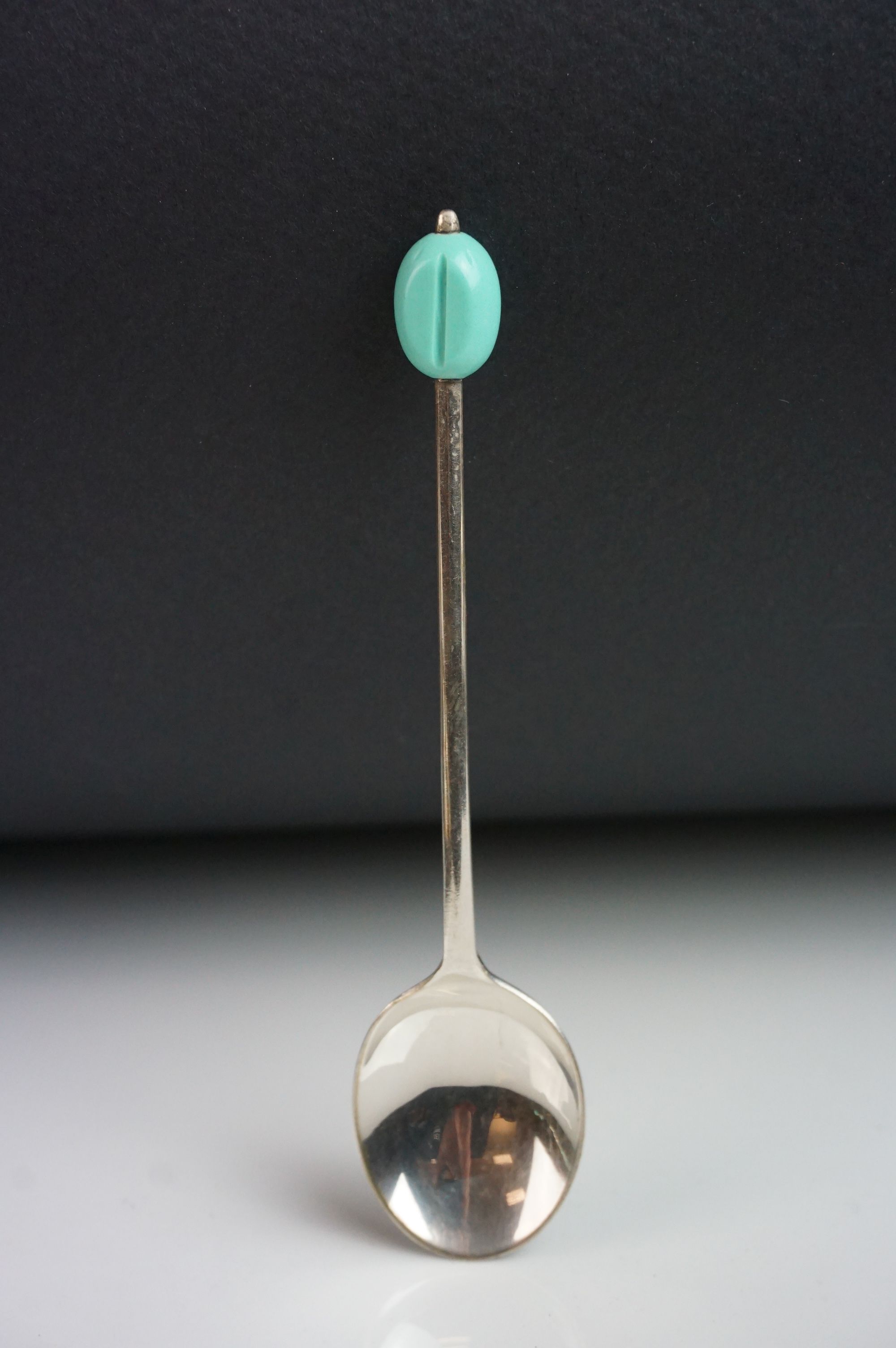 Cased set of 1930's / 40's EPNS Coffee Bean Spoons with green coffee bean terminals - Image 3 of 5