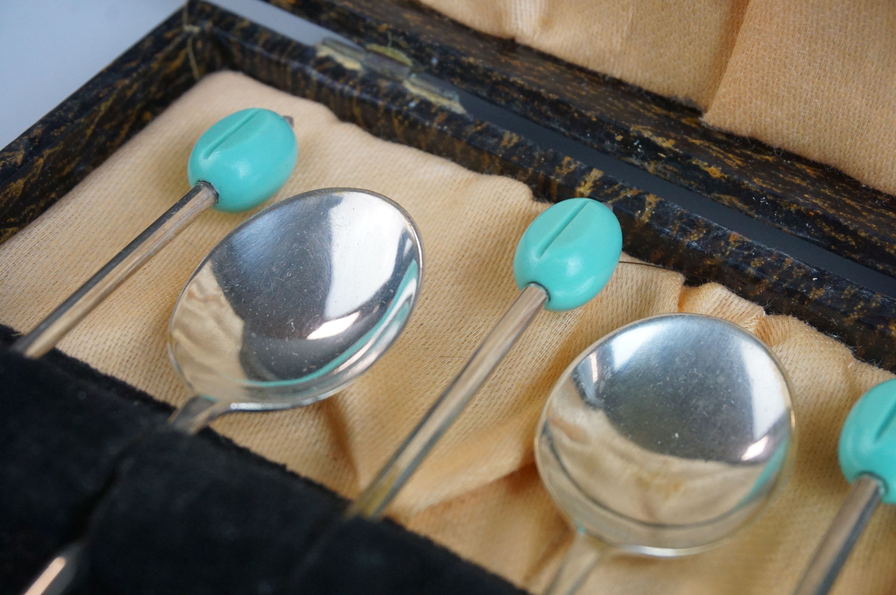 Cased set of 1930's / 40's EPNS Coffee Bean Spoons with green coffee bean terminals - Image 4 of 5