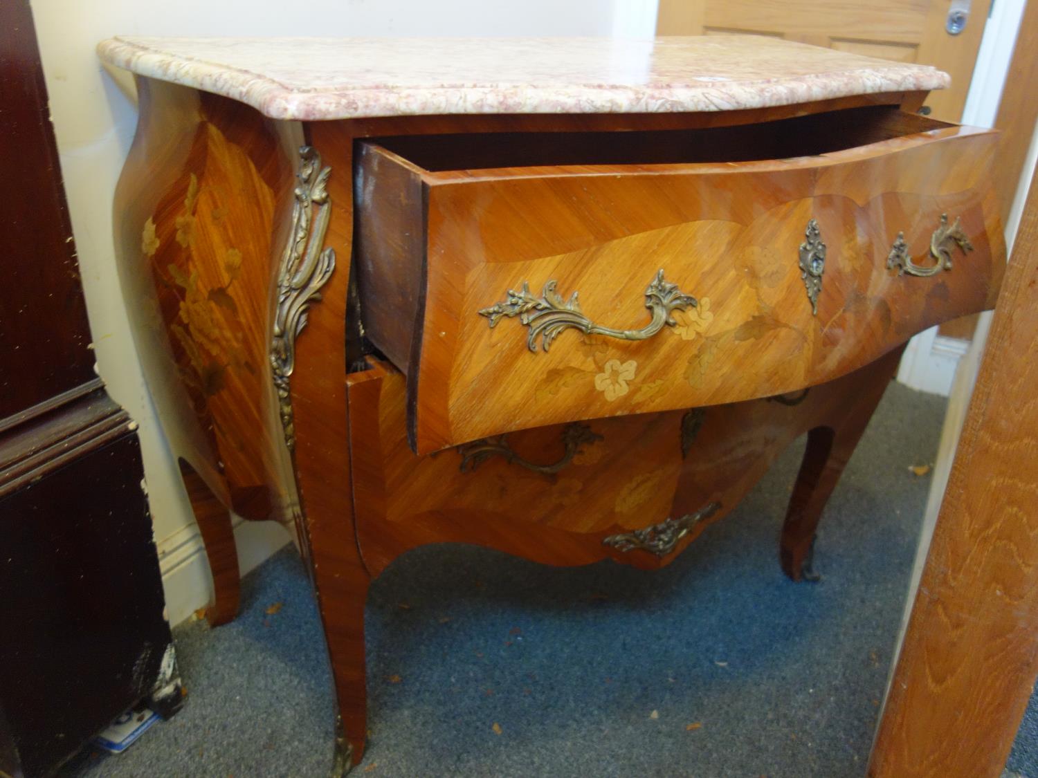 Louis IV th style 19 th century French antique marquetry inlaid Kingwood chest, serpentine front, - Image 4 of 5