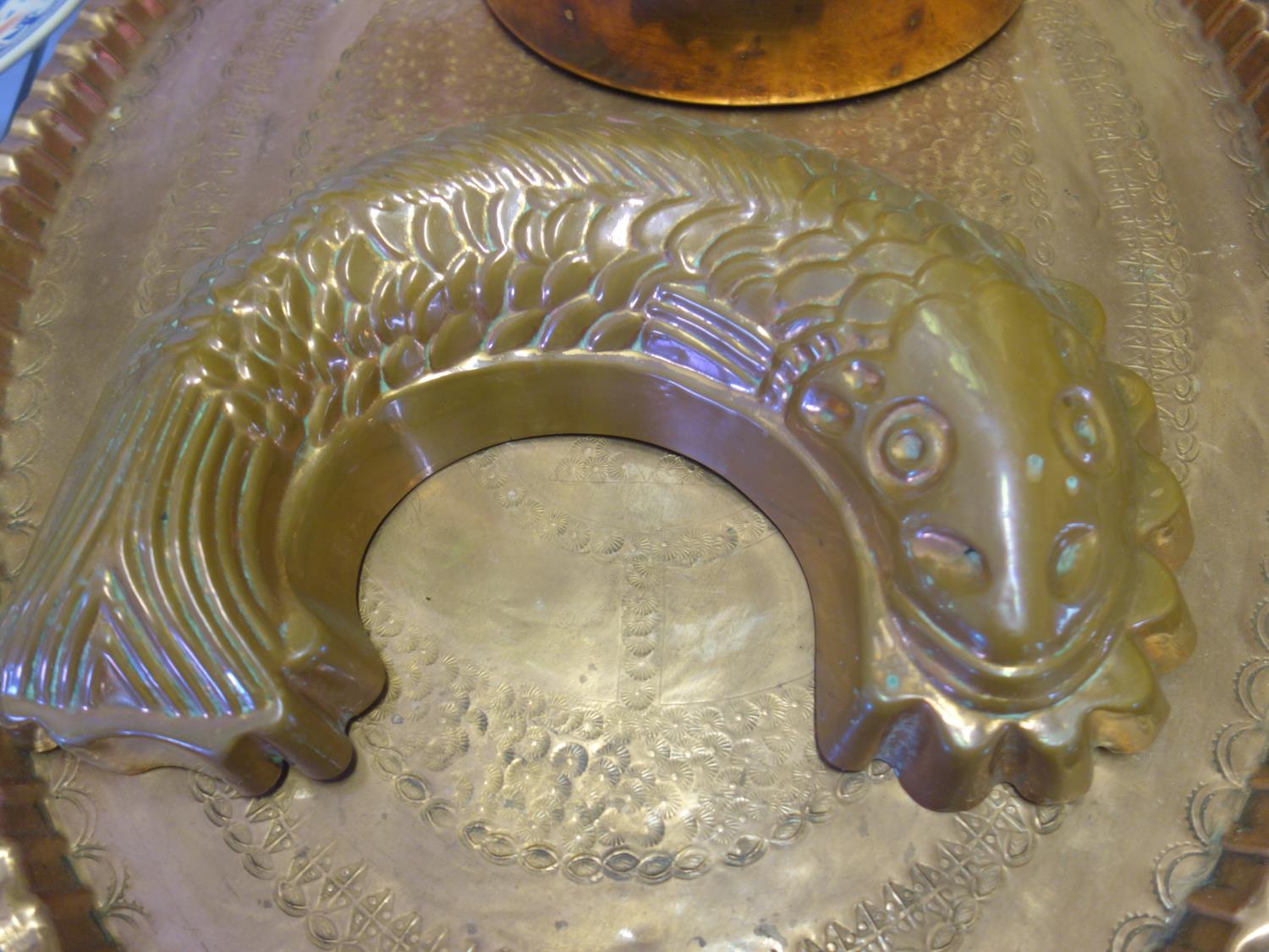 Vintage copper kettle and a Vintage oval copper tray and a Vintage Jelly mould modelled as a Fish - Image 2 of 3