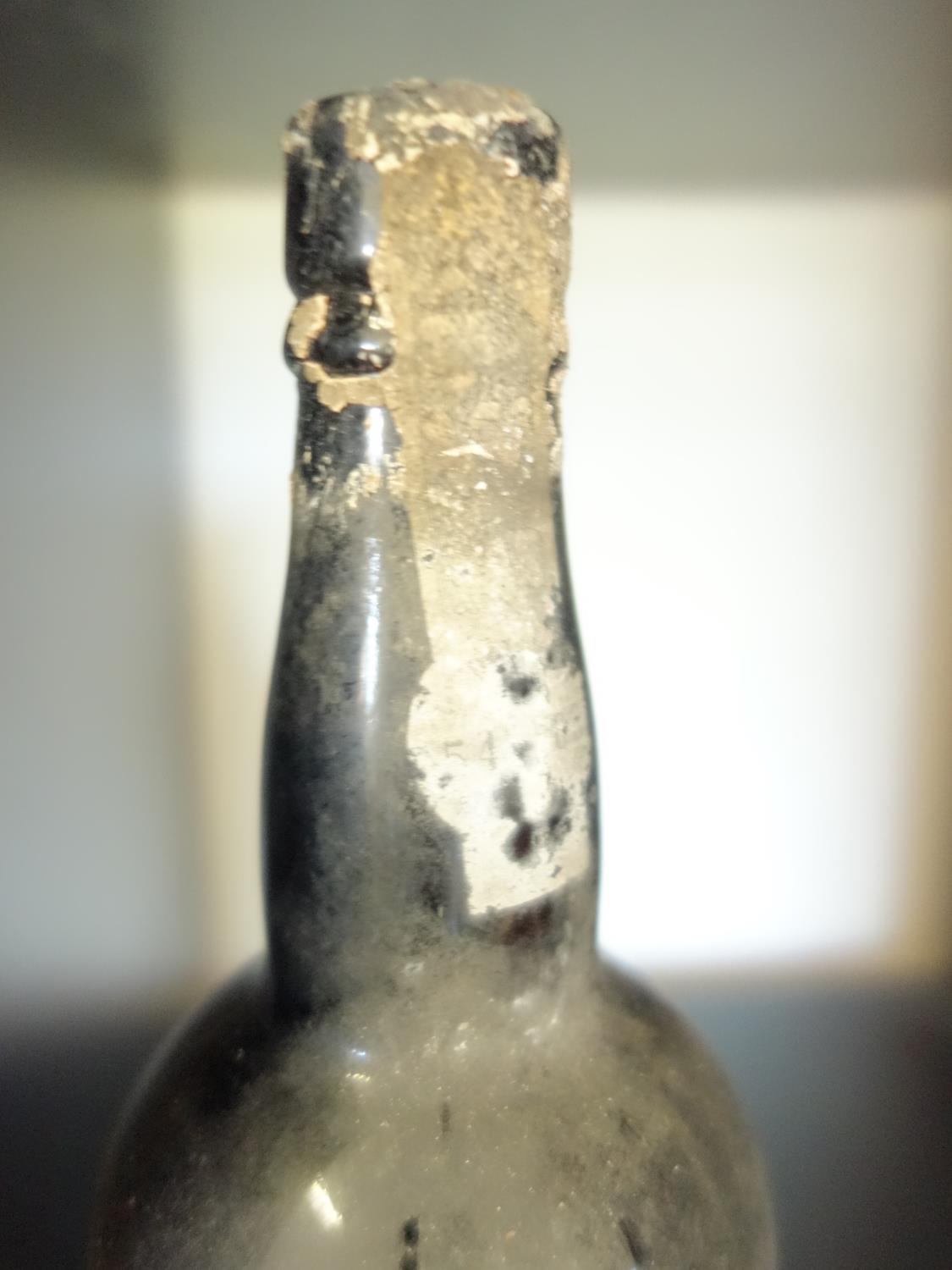 Single bottle of 1975 Vintage Port, distressed capsule, contents in good order, makers Calem, - Image 2 of 3