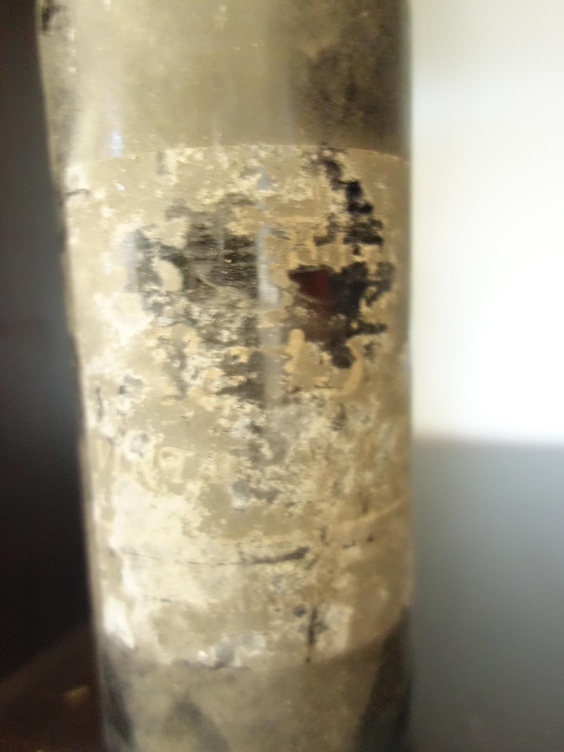 Single bottle of 1975 Vintage Port, distressed capsule, contents in good order, makers Calem, - Image 3 of 3